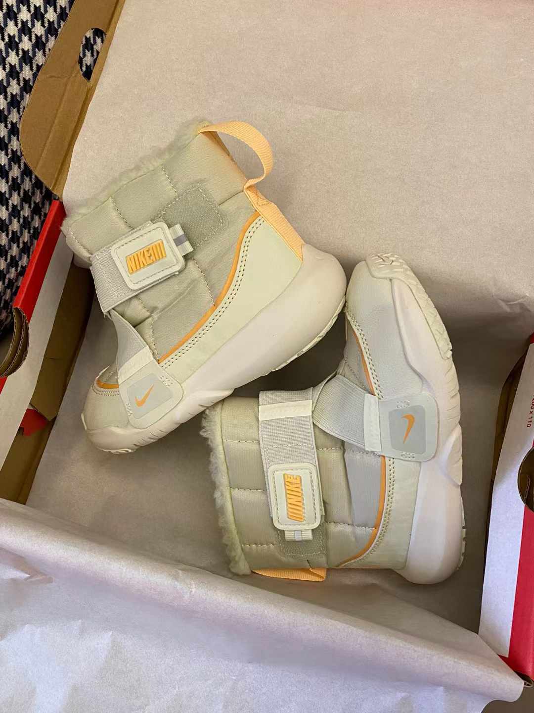 图片[5]-原图直出⭐️ 这款靴子鞋口超宽，小脚轻松滑入😎带子交叉设计确保安全贴好脚面🦶🏻这个冬天真的不能错过它😍羊羔绒的内里无敌舒适-选品中心