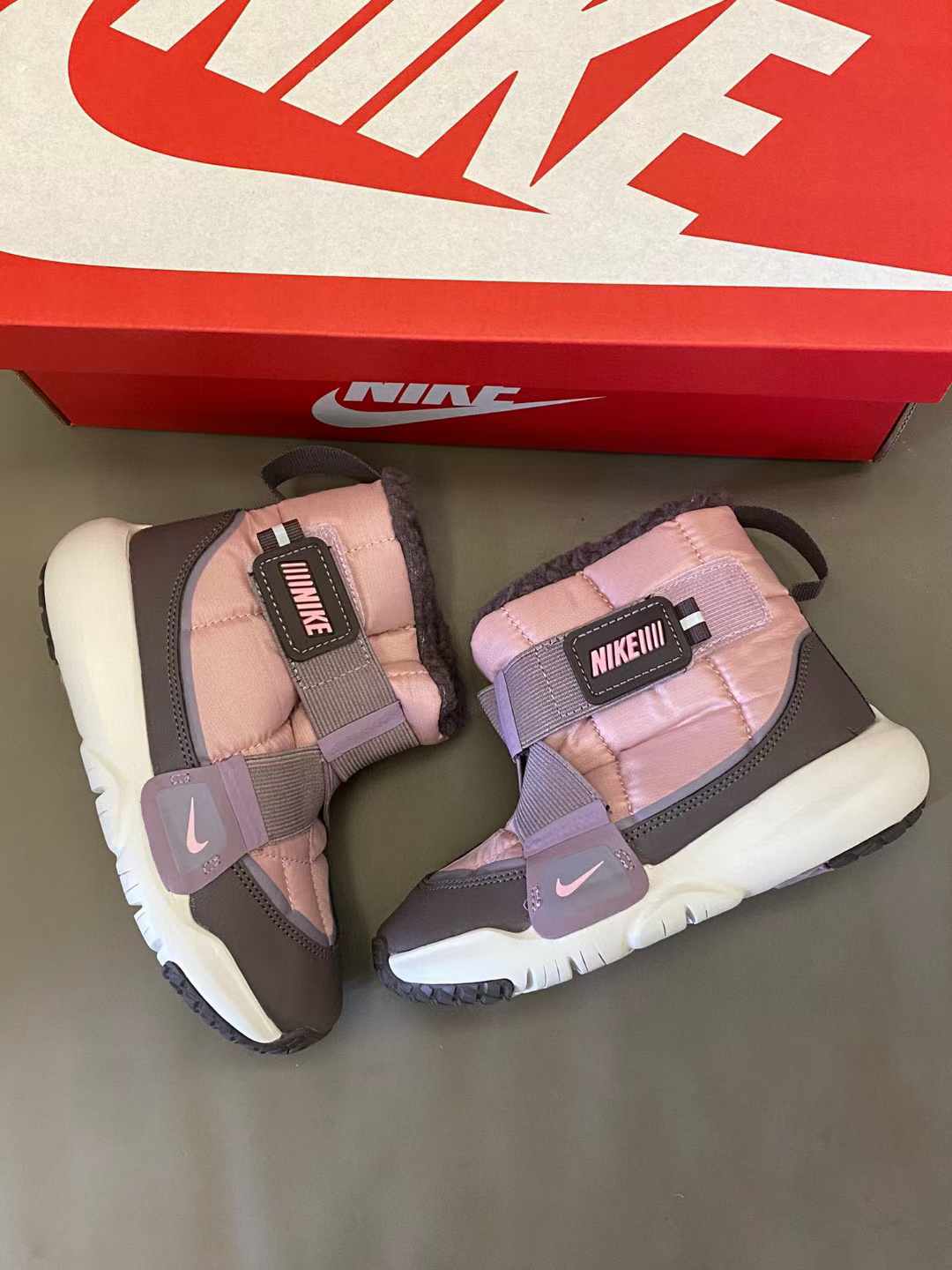 图片[7]-原图直出⭐️ 这款靴子鞋口超宽，小脚轻松滑入😎带子交叉设计确保安全贴好脚面🦶🏻这个冬天真的不能错过它😍羊羔绒的内里无敌舒适-选品中心