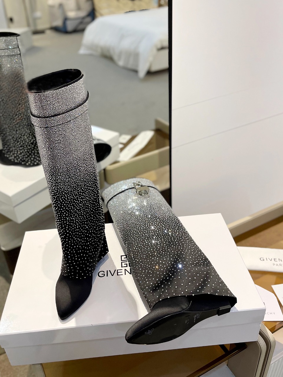 专柜正品级定制版本GIVENCHY/新款小奥钻高跟长靴市面最高版本纪梵希锁扣满钻五万多颗风靡整个时尚圈️