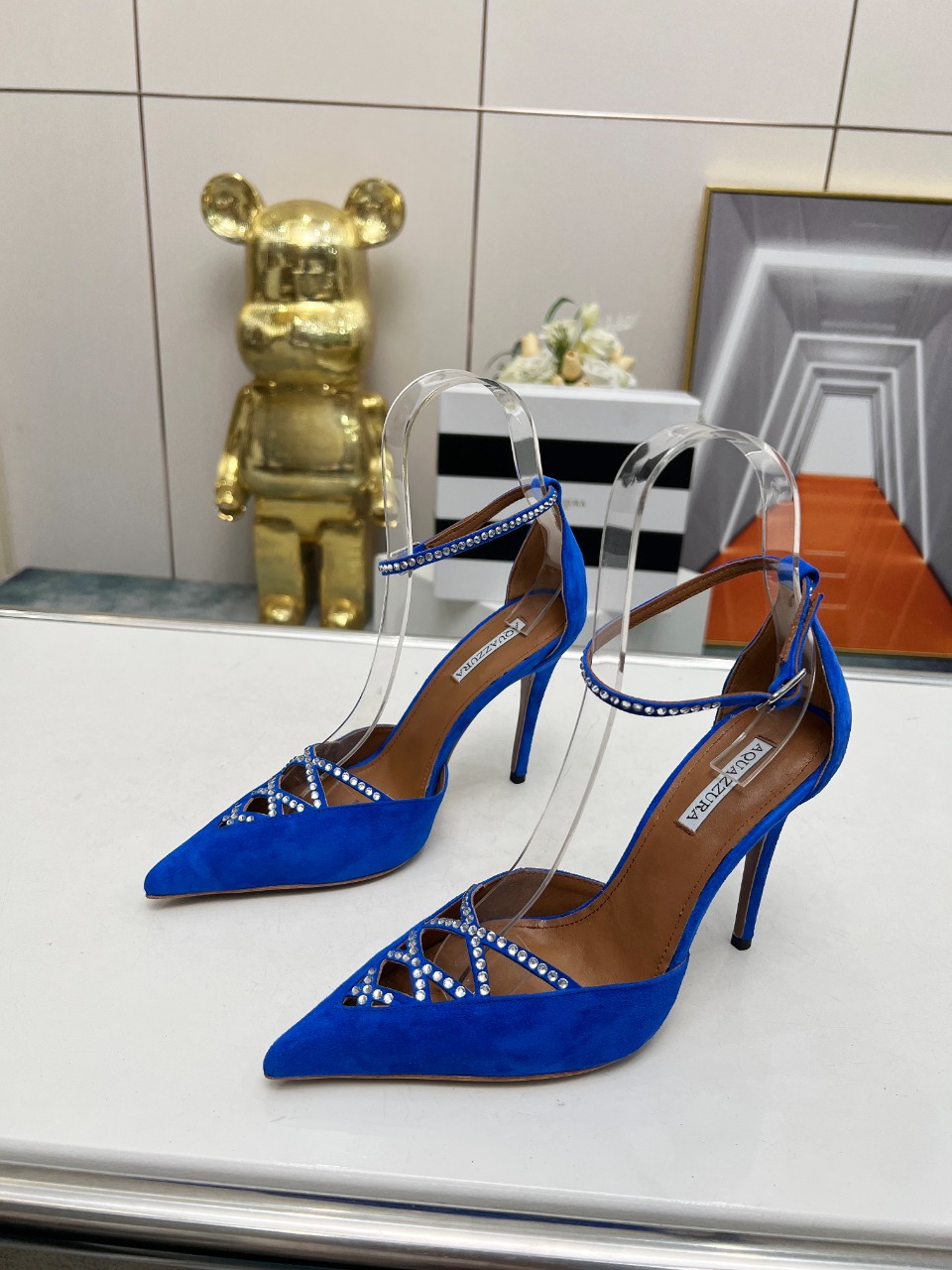 Aquazzura2024专注时尚高端领域有着波西米亚之韵的水钻凉鞋自由翩翩的天空精灵自由奔放透露出热爱