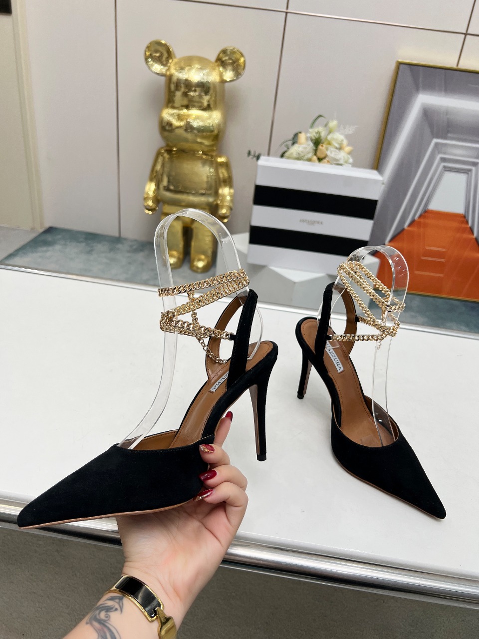 Aquazzura2024野性时尚风爆闪还精致夜场必备黄金色的链条装饰的鞋面霸气又时尚妥妥的御姐范儿特别