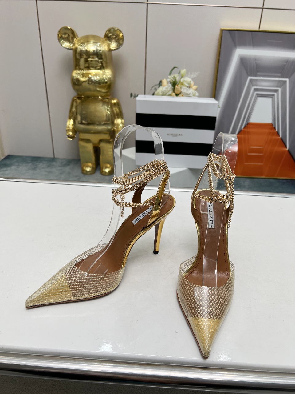 Aquazzura2024野性时尚风爆闪还精致夜场必备黄金色的链条装饰的鞋面霸气又时尚妥妥的御姐范儿特别