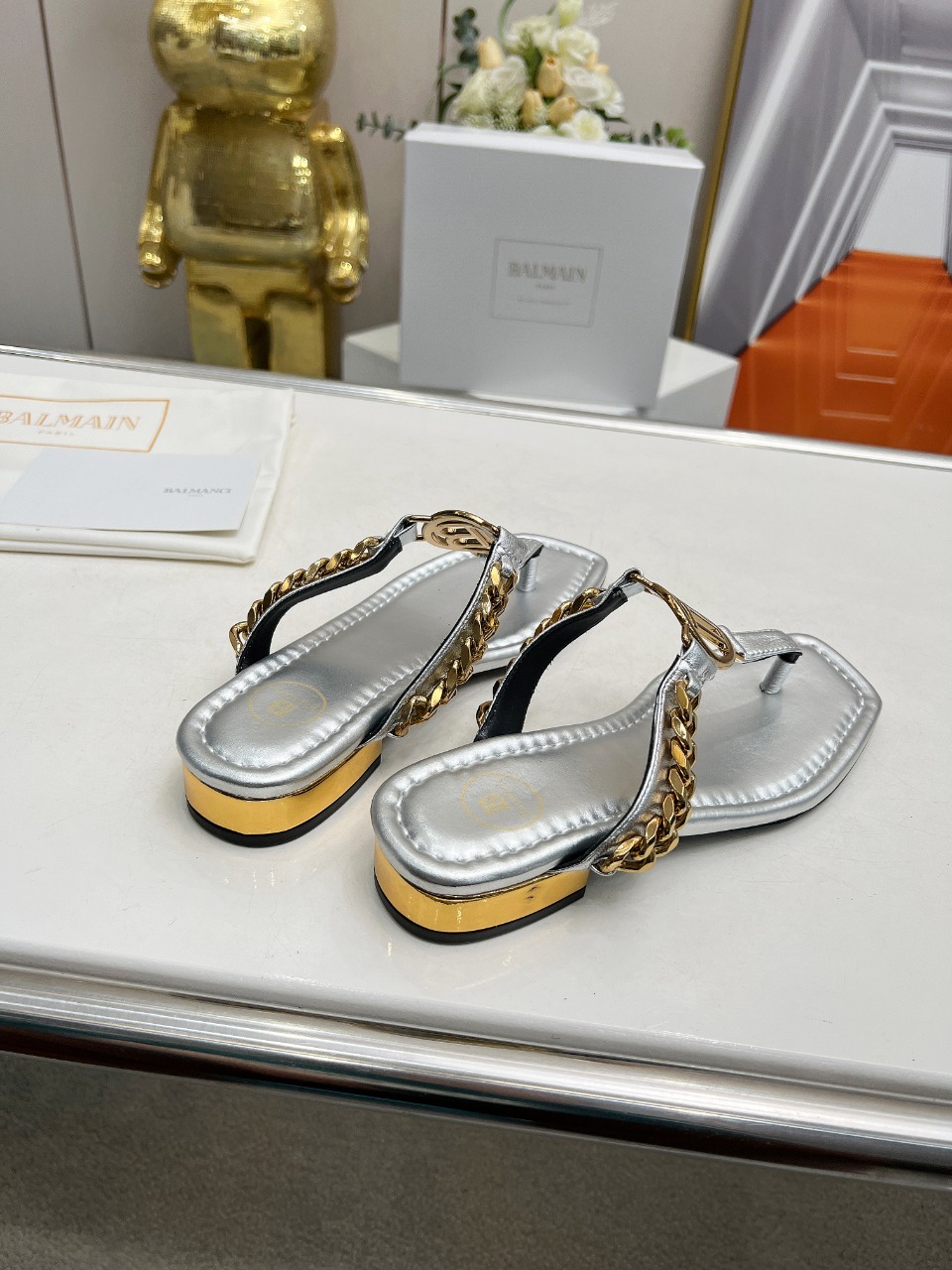 *巴尔曼2024春夏最新款走秀原版金属扣链条平底拖鞋ʚɞ品牌巴尔曼由法国时装设计师皮埃尔.巴尔曼先生创立