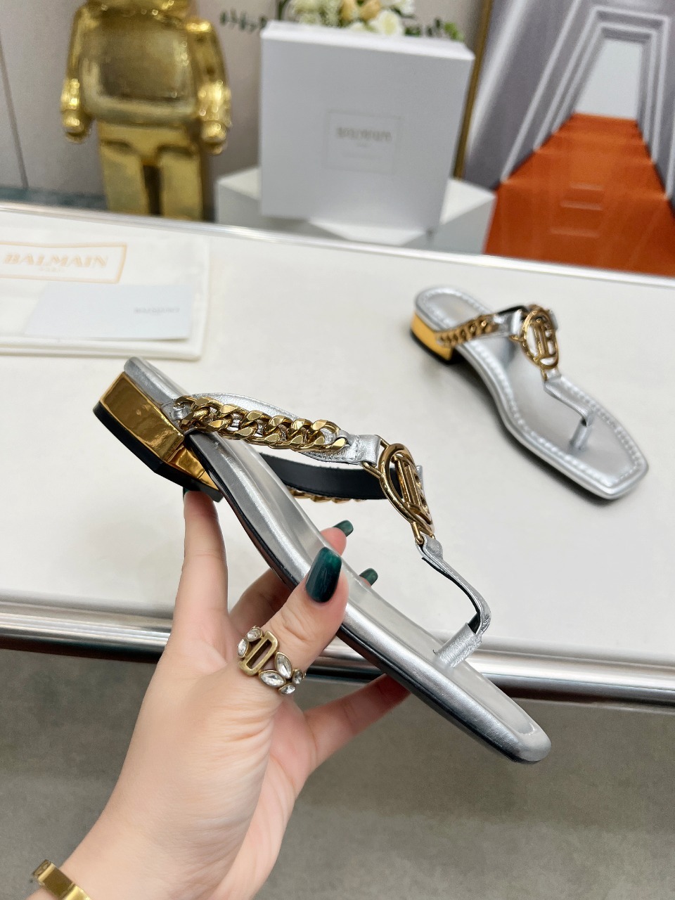 *巴尔曼2024春夏最新款走秀原版金属扣链条平底拖鞋ʚɞ品牌巴尔曼由法国时装设计师皮埃尔.巴尔曼先生创立