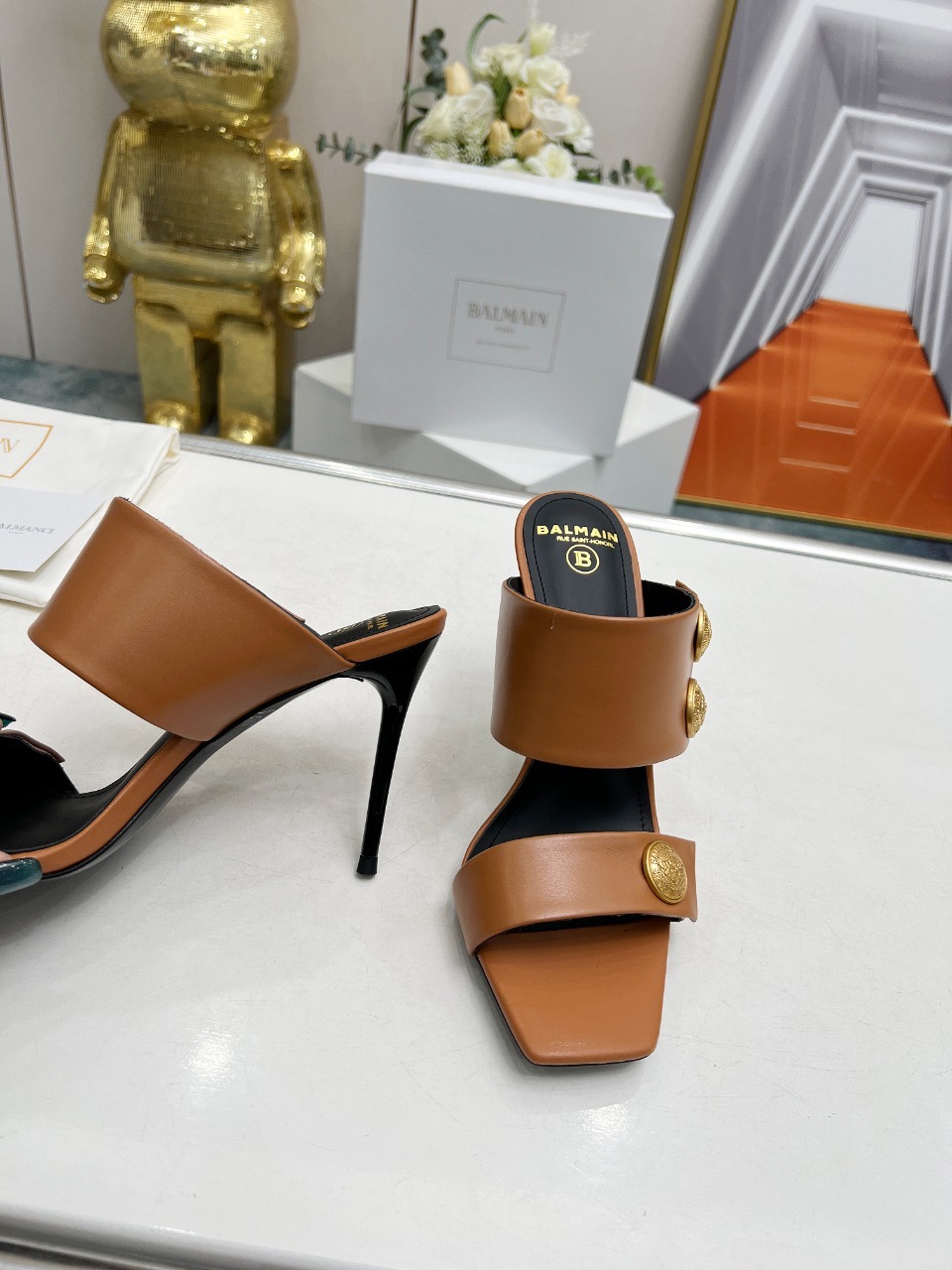 *巴尔曼2024春夏最新款走秀原版金属扣高跟拖鞋ʚɞ品牌巴尔曼由法国时装设计师皮埃尔.巴尔曼先生创立于1