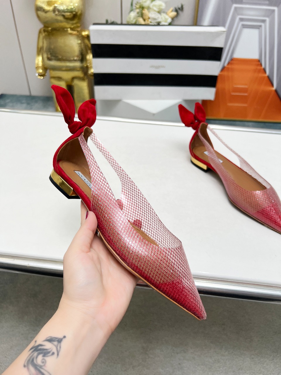 菠萝春夏专柜新品平底凉鞋去专柜的第一眼就看中了！精致的鞋楦后跟很特别的兔耳朵设计很吸引人眼球原版复刻顶级
