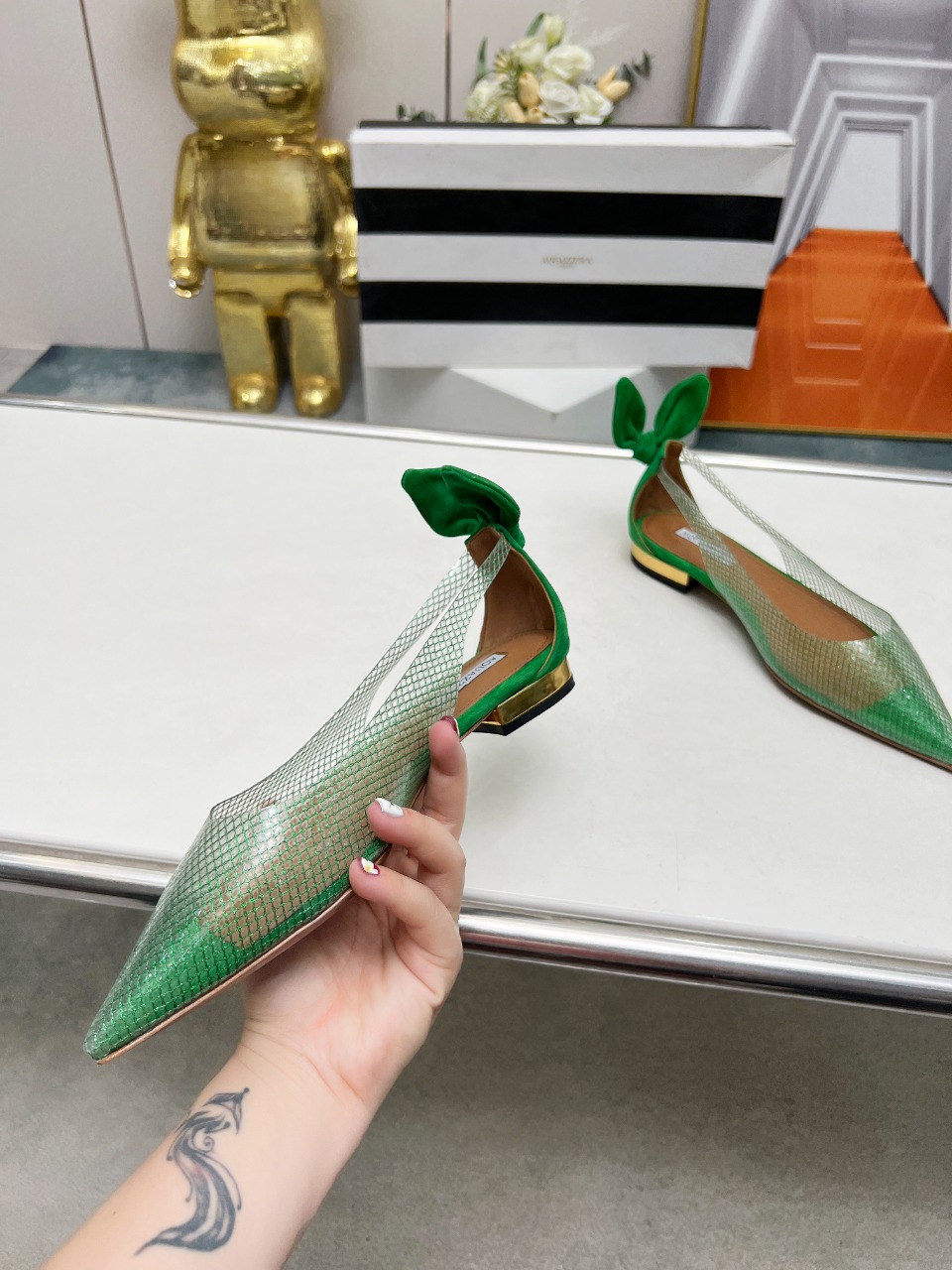 菠萝春夏专柜新品平底凉鞋去专柜的第一眼就看中了！精致的鞋楦后跟很特别的兔耳朵设计很吸引人眼球原版复刻顶级