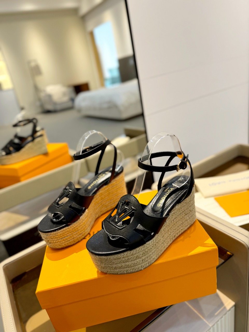 LV2024最新走秀款厚底麻绳凉鞋香港原版购入一比一开模今年的款式比去年增加了新原素显得更为大牌皮面款采