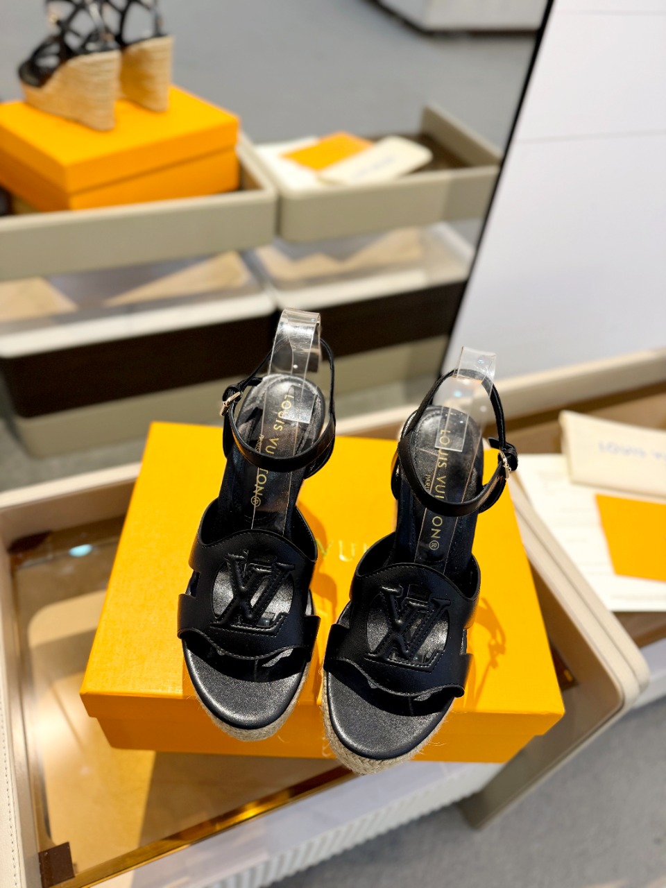 LV2024最新走秀款厚底麻绳凉鞋香港原版购入一比一开模今年的款式比去年增加了新原素显得更为大牌皮面款采