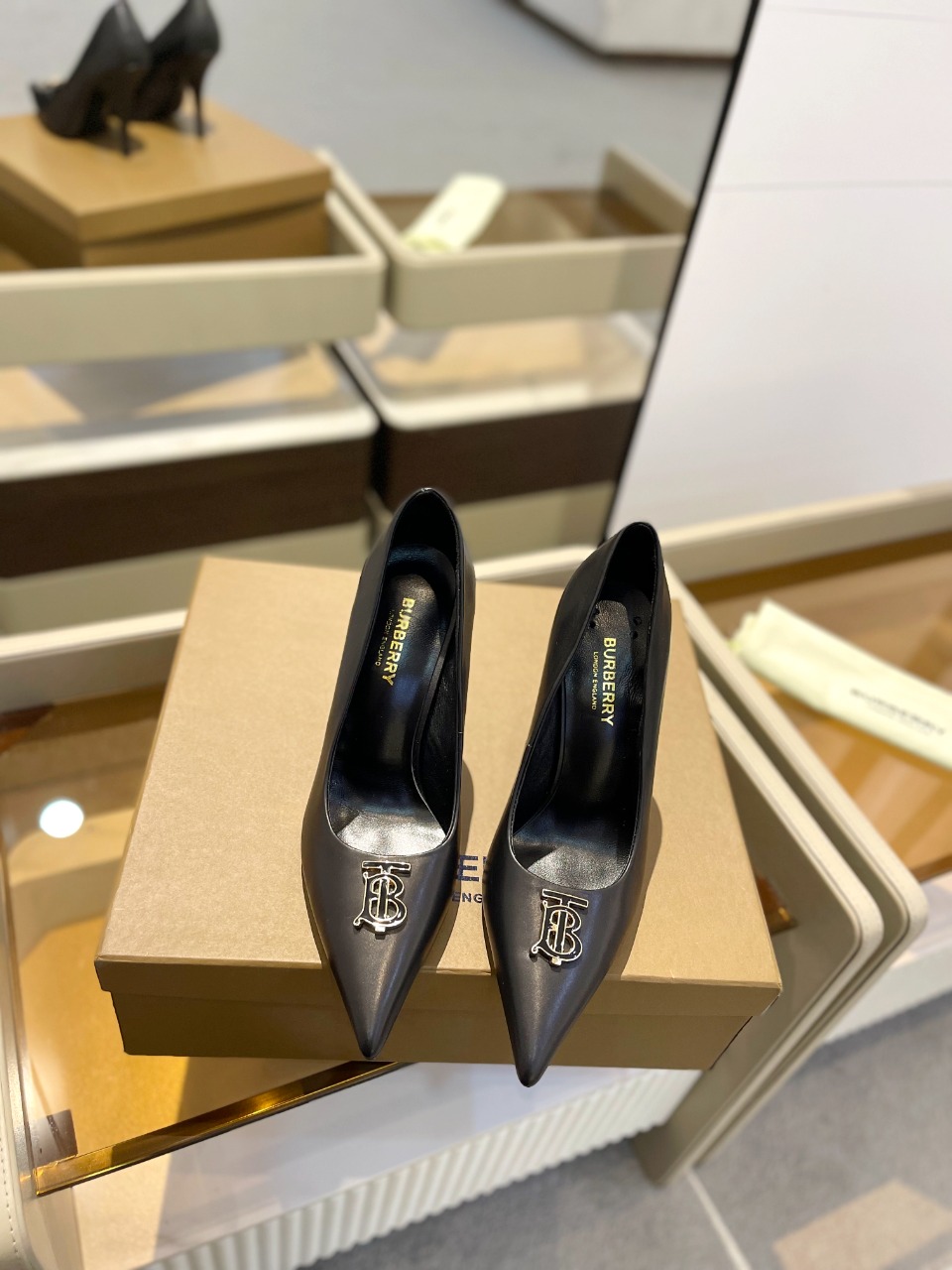 价格：》sedyzd                              Burberryy                                 博柏利                                   博柏利2024最新独家推出高跟 慵懒的复古优雅知性风格 复古奶奶鞋
