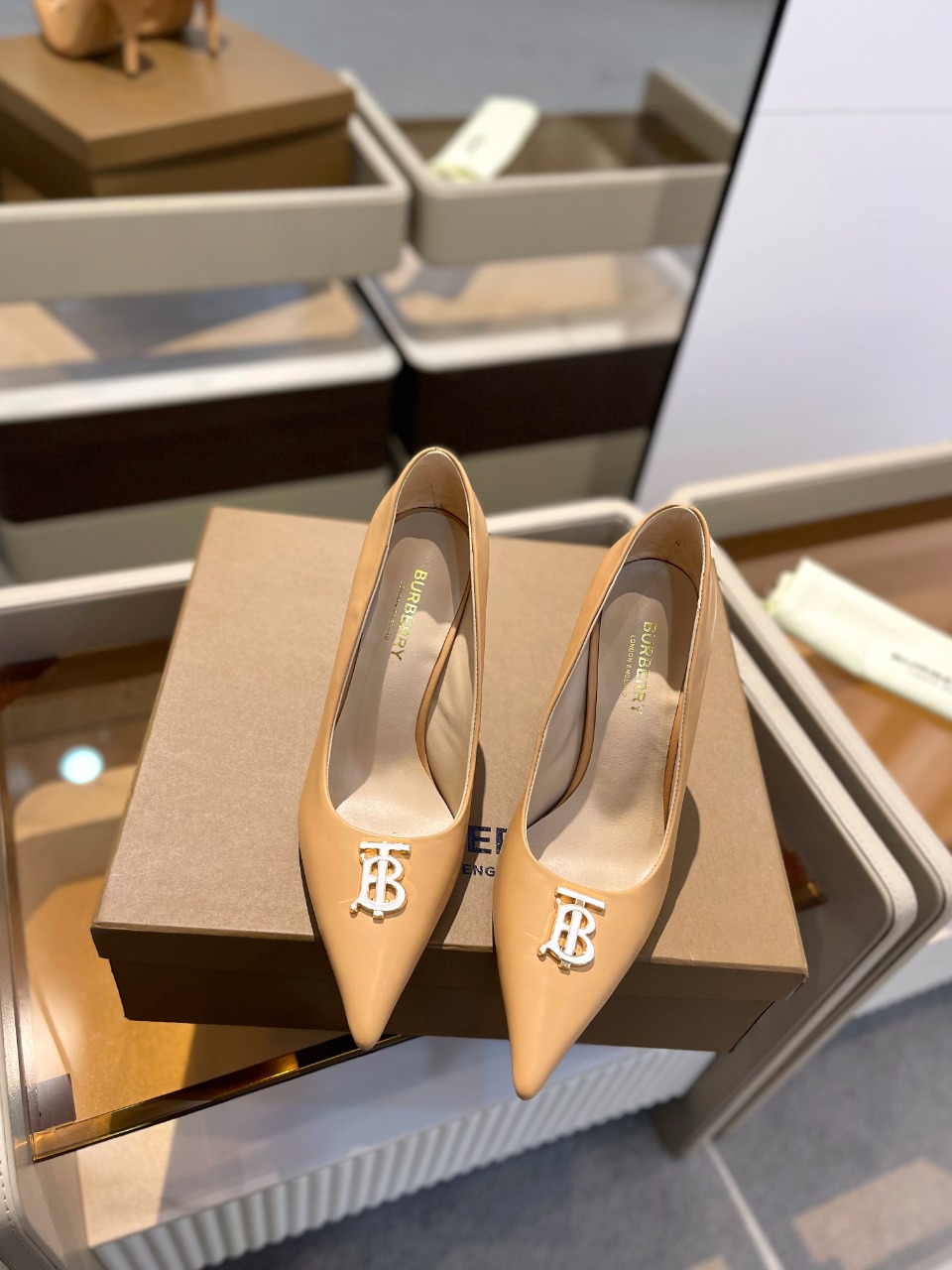 价格：》sedyzd                              Burberryy                                 博柏利                                   博柏利2024最新独家推出高跟 慵懒的复古优雅知性风格 复古奶奶鞋