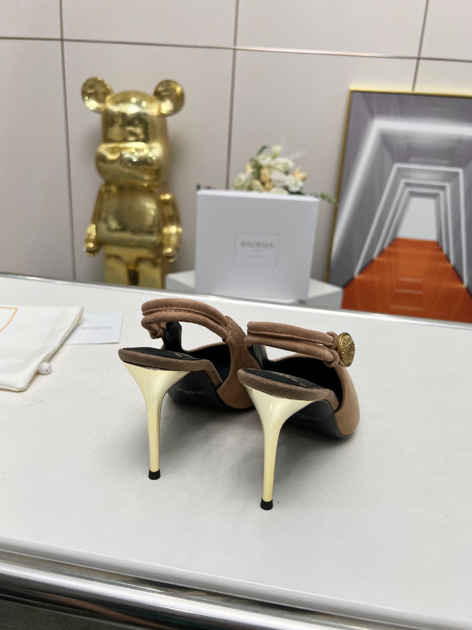 *巴尔曼2024春夏最新款走秀原版金属扣高跟后空凉鞋ʚɞ品牌巴尔曼由法国时装设计师皮埃尔.巴尔曼先生创立