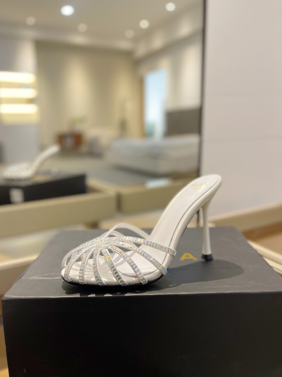 NO:724017,Price Alevi Mlano Alevi Milano Sally High-heeled catwalk half-drag A prestigious luxury shoe brand co-created by two Italian women, Valentina Michetti and Perla Alessandri. The 'earth-flavored sandals' have turned over. This time they have become the C position in the fashion elite. Popular on Instagram, a must-have for fashion bloggers. Presenting the first wave of 'design stars' Alevi Milano's designers are inspired by personal life experiences.  Designed a series of one-strap high-heeled shoes represented by strong women. The shining rectangular rhinestones on the heel cloth are perfect for important occasions. ◆Material description ◆Hot rhinestones on the upper ◆Mixed sheepskin lining ◆Sheepskin for foot pads ◆Original open-molded genuine leather sole with black edges ◆Heel height. ◆Size - (...custom-made, non-refundable) ◆Packaging Alevi  Milano original packaging, high heels and slippers, sandals, high heels, slippers, sheepskin19860909价格  Alevi Mlano   阿列维·姆拉诺   Alevi Milano Sally 高跟走秀半拖 一个享有盛誉的奢侈鞋品牌 由两位意大利本土女性共同创作 瓦伦蒂娜·米切蒂和佩拉·亚历山德里 翻了身的“土味凉鞋” 这次成了时髦精心中的C位 火遍ins,时尚博主人手必备 呈现第一波“设计新星” Alevi Milano的设计师以个人人生履历为灵感 设计了以坚强女性为代表的一字带高跟鞋系列, 鞋跟布上闪耀的长方形水钻, 最适合重要场合穿上它撑场面 ◆材质说明 ◆鞋面烫钻 ◆内里混种羊皮 ◆垫脚羊皮 ◆鞋底原版开模黑边真皮底 ◆跟高. ◆码数-（...订做不退换） ◆包装 Alevi Milano原版包装,高跟鞋拖鞋,sandals,high heels,slippers,sheepskin,Women's Shoes