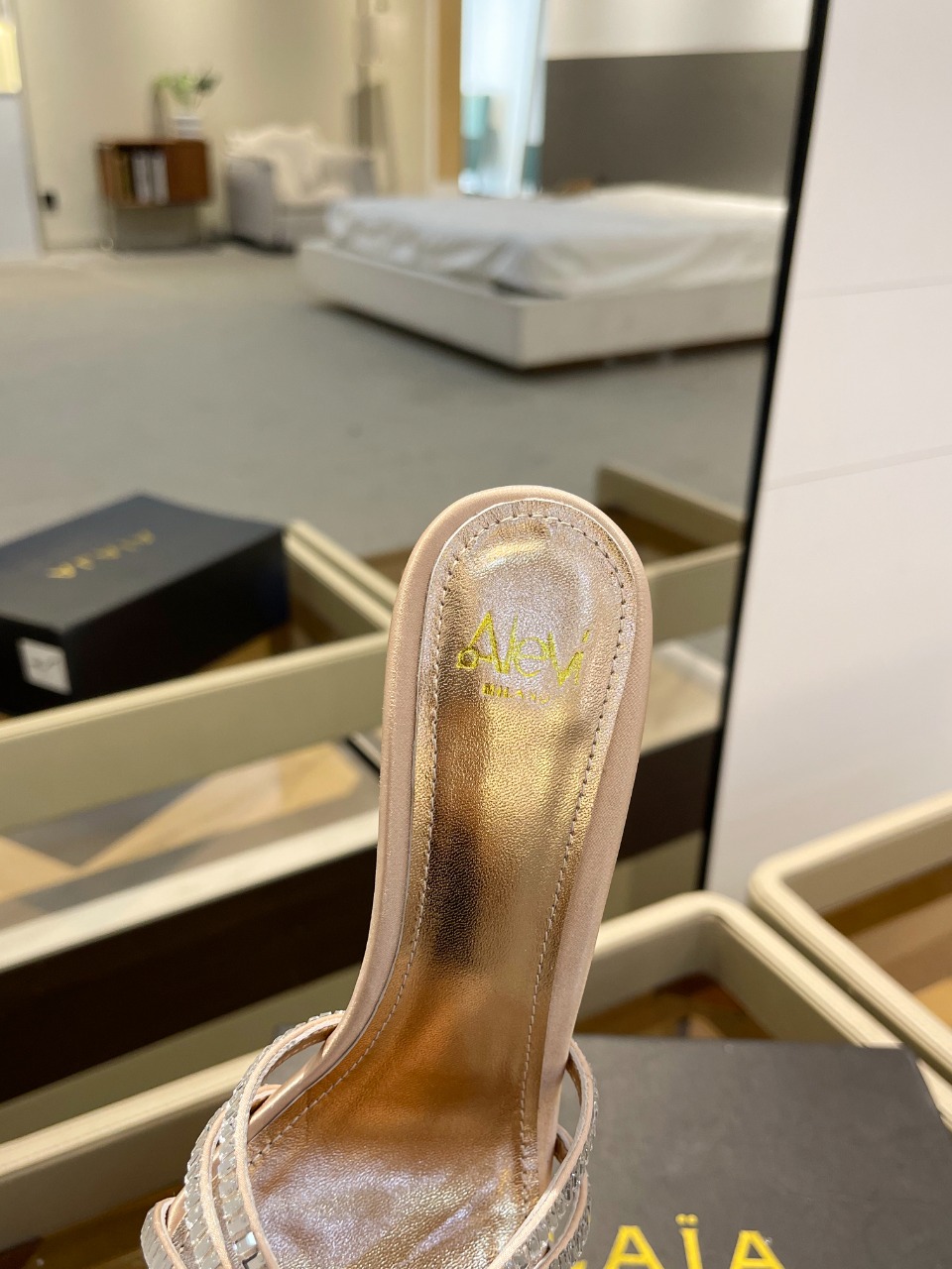 AleviMlano阿列维姆拉诺AleviMilanoSally高跟走秀半拖一个享有盛誉的奢侈鞋品牌由两