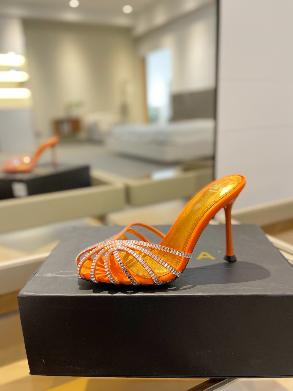 NO:405154,Price Alevi Mlano Alevi Milano Sally High-heeled catwalk semi-trailing A well-known luxury shoe brand co-created by two local Italian women Valentina Micheti and Pera Alexandri The 'earthy sandals' that have turned over have become the C position in fashion and meticulous. It is popular ins, a must-have for fashion bloggers, presenting the first wave of 'design new stars'. Alevi Milano's designers inspired by his personal life experience and designed a one-strip high-heeled shoe series represented by strong women. The rectangular rhinestones shining on the heel cloth is the most suitable for important occasions to wear it to support the scene. ◆Material description ◆Upper iron diamond ◆Inner mixed breed sheepskin ◆Foot pad sheepskin ◆Original open mold black-edged leather sole ◆Heel height.  ◆Size number - (...custom made without return) ◆Packaging Alevi Milano original packaging, high heels, slippers, sandals, high heels, slippers, sheepskin19860909价格  Alevi Mlano   阿列维·姆拉诺   Alevi Milano Sally 高跟走秀半拖 一个享有盛誉的奢侈鞋品牌 由两位意大利本土女性共同创作 瓦伦蒂娜·米切蒂和佩拉·亚历山德里 翻了身的“土味凉鞋” 这次成了时髦精心中的C位 火遍ins,时尚博主人手必备 呈现第一波“设计新星” Alevi Milano的设计师以个人人生履历为灵感 设计了以坚强女性为代表的一字带高跟鞋系列, 鞋跟布上闪耀的长方形水钻, 最适合重要场合穿上它撑场面 ◆材质说明 ◆鞋面烫钻 ◆内里混种羊皮 ◆垫脚羊皮 ◆鞋底原版开模黑边真皮底 ◆跟高. ◆码数-（...订做不退换） ◆包装 Alevi Milano原版包装,高跟鞋拖鞋,sandals,high heels,slippers,sheepskin,Women's Shoes