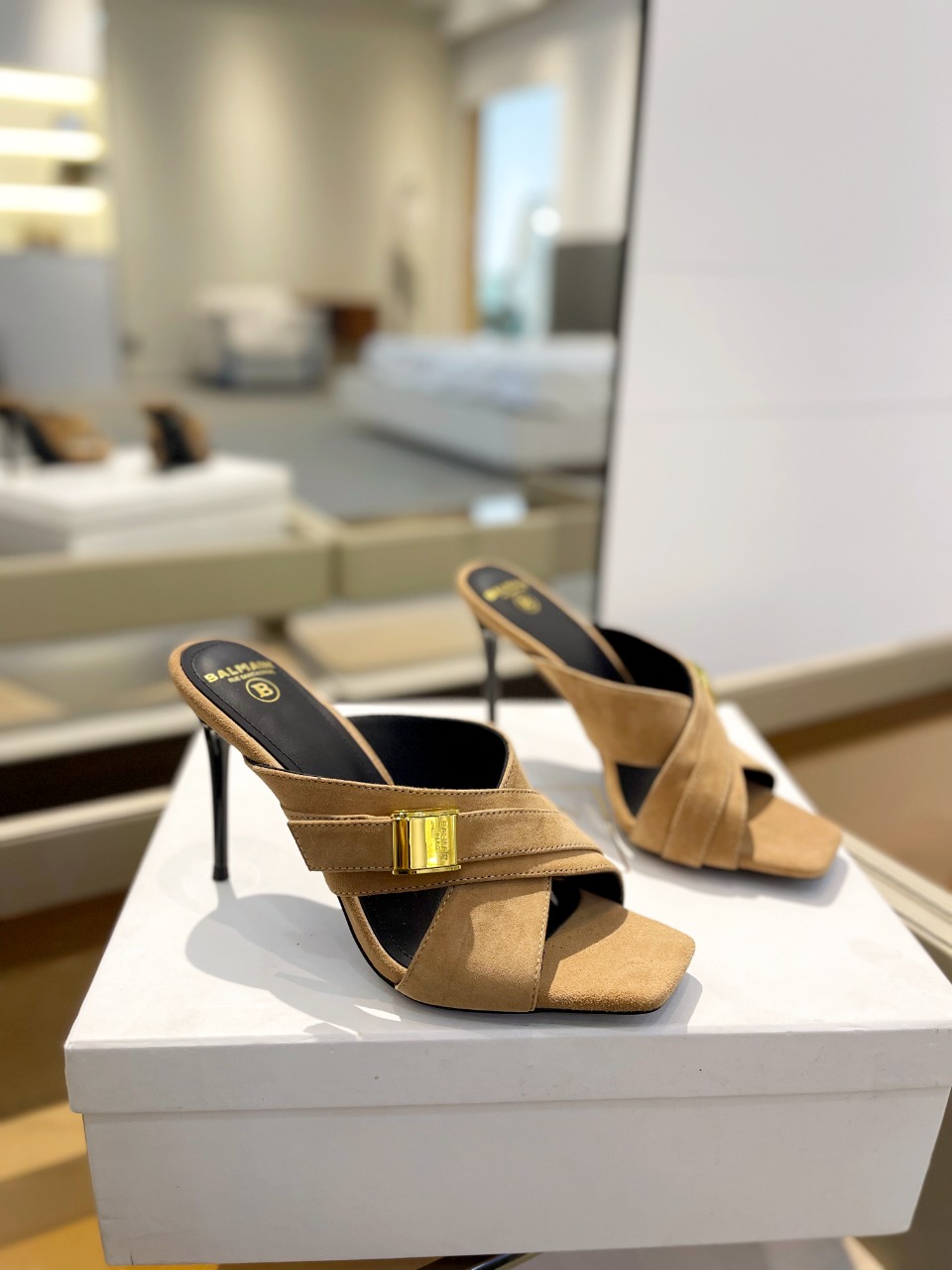 *巴尔曼2024春夏最新款走秀绒面高跟拖鞋ʚɞ品牌巴尔曼由法国时装设计师皮埃尔.巴尔曼先生创立于1945