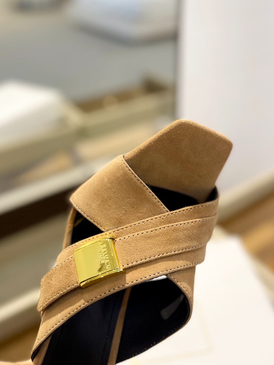 *巴尔曼2024春夏最新款走秀绒面高跟拖鞋ʚɞ品牌巴尔曼由法国时装设计师皮埃尔.巴尔曼先生创立于1945