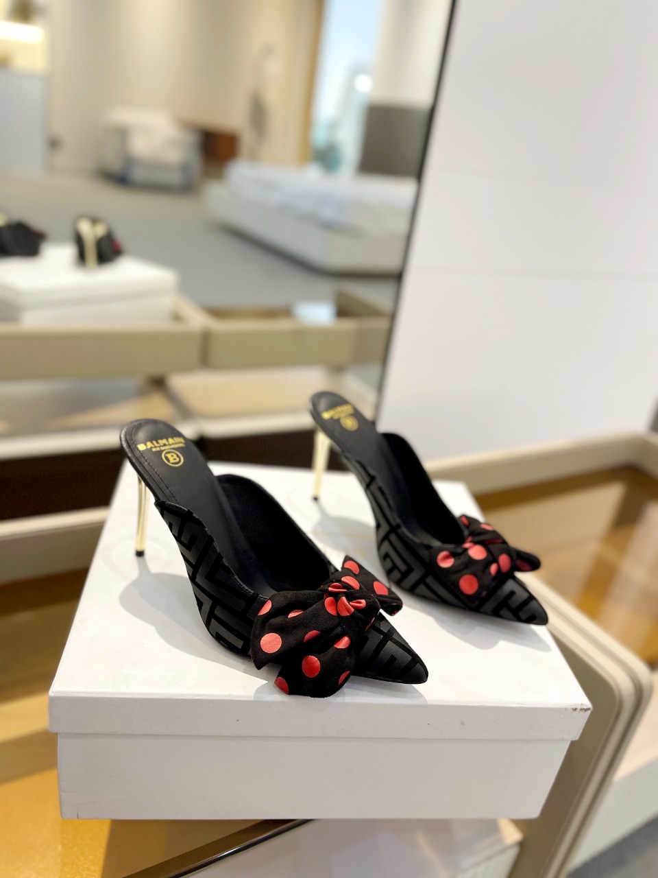 *巴尔曼2024春夏最新款走秀蝴蝶结高跟拖鞋ʚɞ品牌巴尔曼由法国时装设计师皮埃尔.巴尔曼先生创立于194