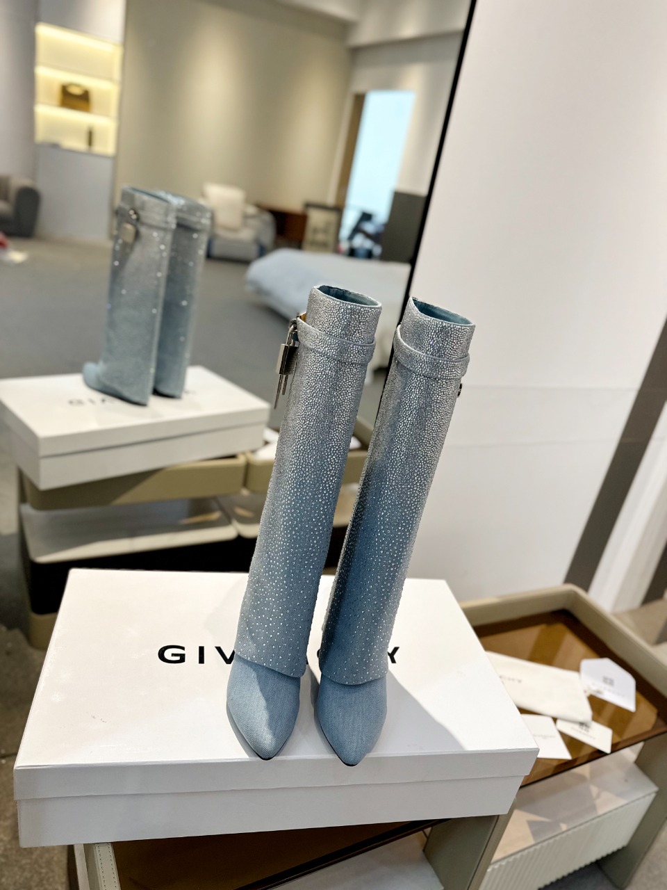 专柜正品级定制版本GIVENCHY/新款小奥钻高跟长靴市面最高版本纪梵希锁扣满钻五万多颗风靡整个时尚圈️