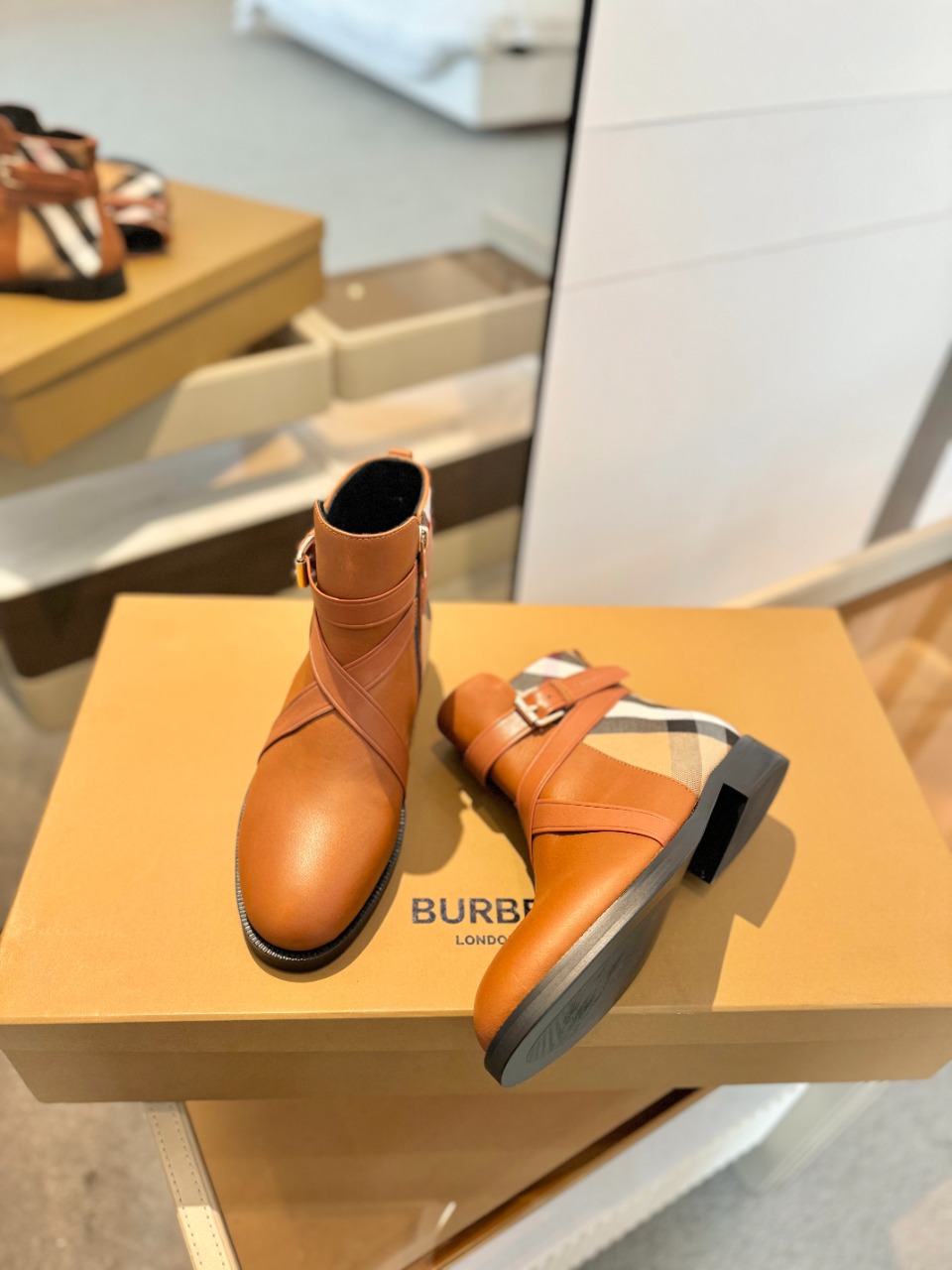 Burberryy博柏利博柏利最新独家推出经典格纹靴独家发布️代购高版本️Burberryy巴宝莉慵懒的