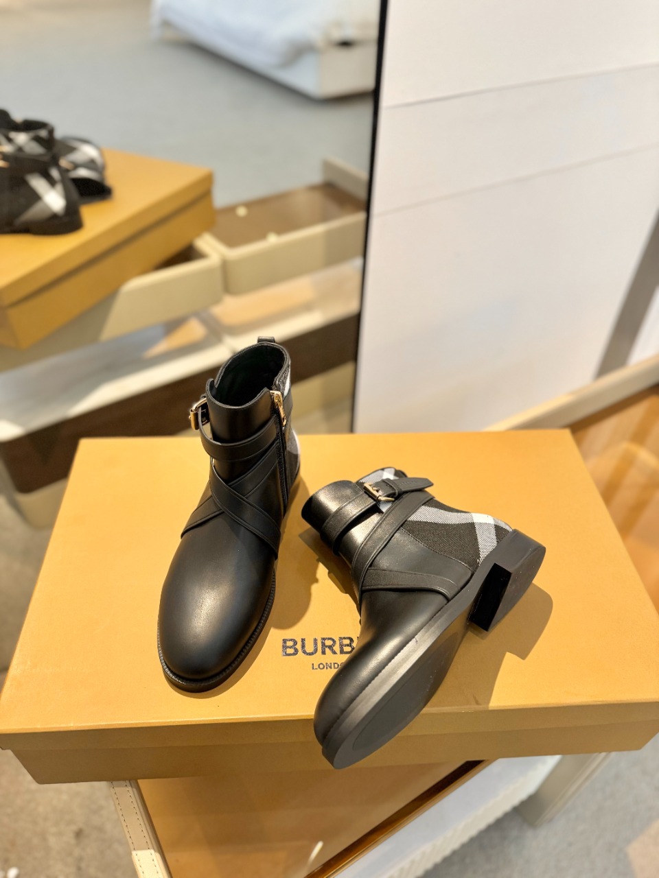 Burberryy博柏利博柏利最新独家推出经典格纹靴独家发布️代购高版本️Burberryy巴宝莉慵懒的