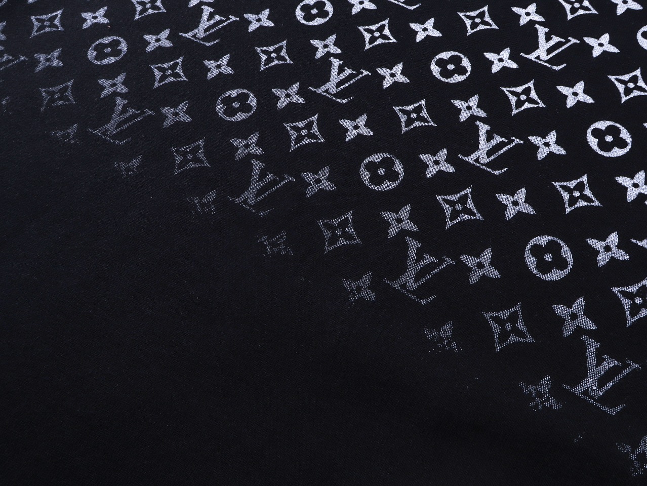 Louis Vuitton 2023SS Monogram T-shirts: Stylish, High-End Collar Chains, Unisex, Original Design. - 图片 5