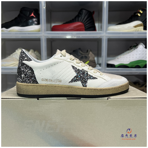 Golden Goose Ball Star נעלי סניקרס מעור עם כוכב שחור ועקב מנצנץ 11 Golden Goose Ball Star נעלי סניקרס מעור עם כוכב שחור ועקב מנצנץ