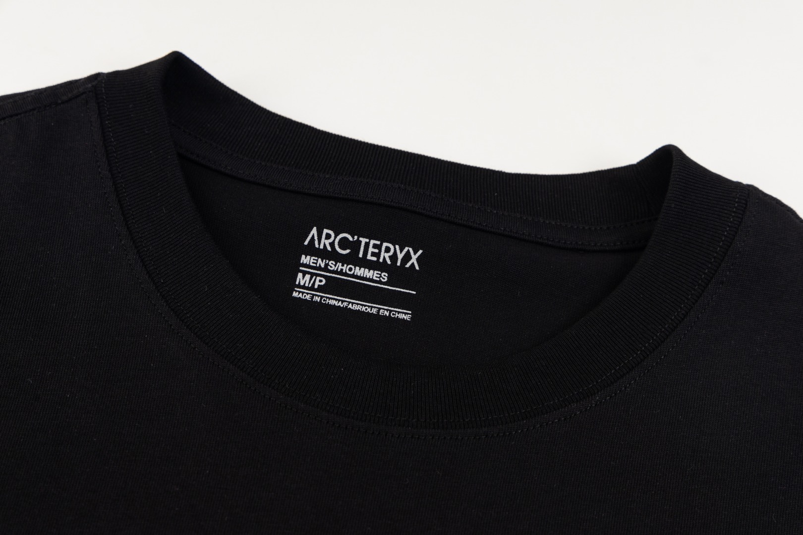上新 P70
Arc Teryx  始祖鸟
2024ss短袖T恤  小鸟字母LOGO印花短袖
高端32s双纱280克面料
重磅面料 定制拉架罗纹同缸同染 三标齐全 男女同款 
尺码： S M L XL