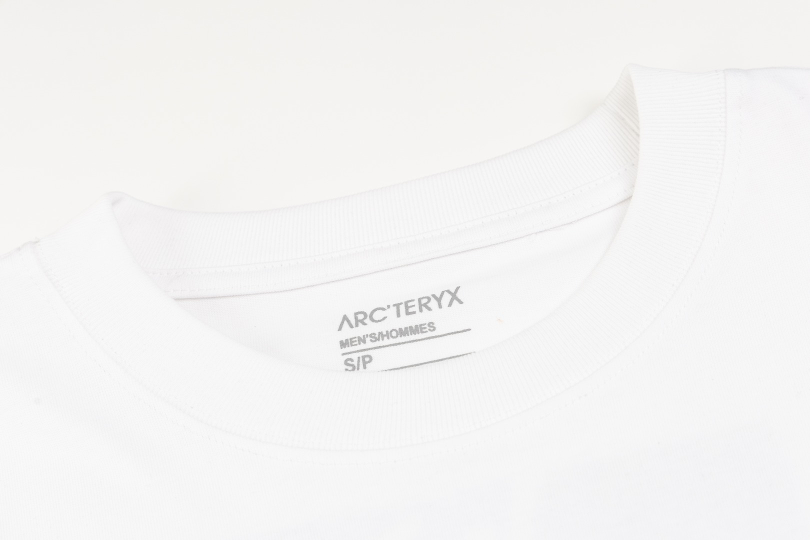 上新 P75
Arc Teryx  始祖鸟
2024ss短袖T恤  小鸟字母LOGO前面重工刺绣  后面印花短袖
高端双纱280克面料
重磅面料 定制拉架罗纹同缸同染 三标齐全 男女同款 
尺码： S M L XL
