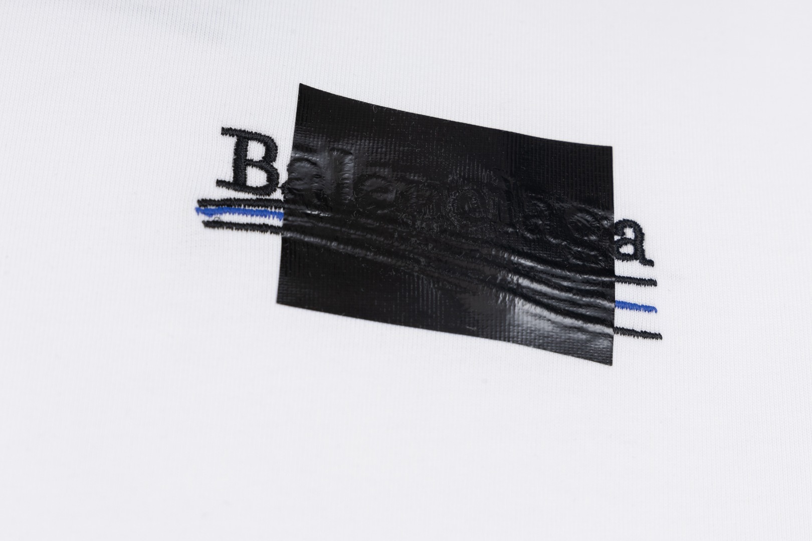 上新  P75 高品质 BAL 巴黎世家 24ss 可乐黑胶短袖，纯棉柔软面料，对色定染面料，超精细平网印花工艺，潮流感十足，定染纯棉面料，OS版型，三标齐全，男女同款。码数XS S M L