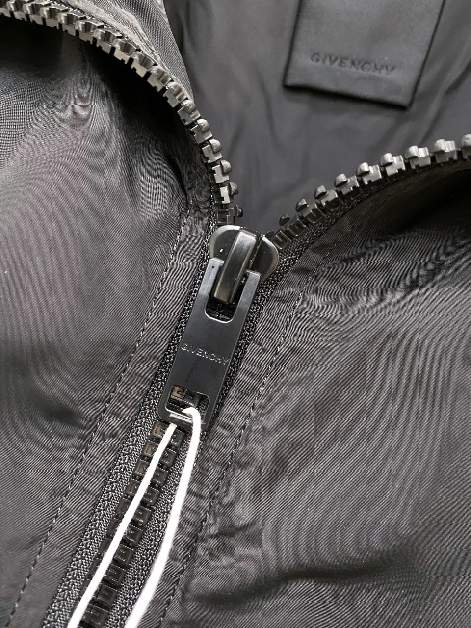 纪梵希2024新款时尚休闲夹克外套版型高端的时尚美学设计结合立体裁剪的版型使穿着更具舒适性和观赏性面料采