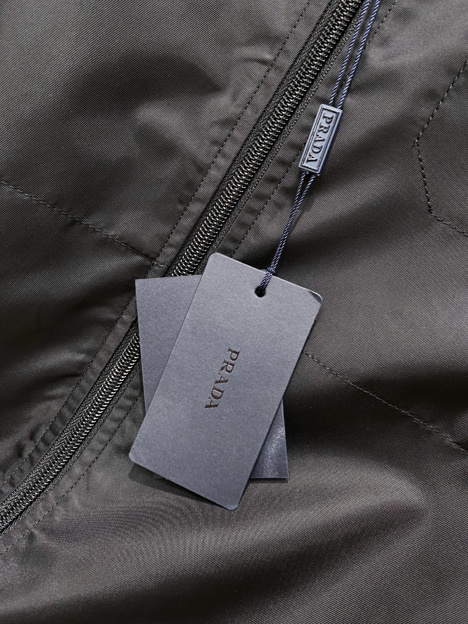 新款普拉达夹克外套穿搭随意切换风格简单又时髦！高端定制复合布面料手感比以往做的要柔软的多舒适度高原厂五金