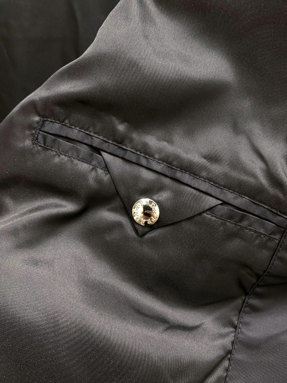 普拉达2024新款时尚休闲夹克外套版型高端的时尚美学设计结合立体裁剪的版型使穿着更具舒适性和观赏性面料采