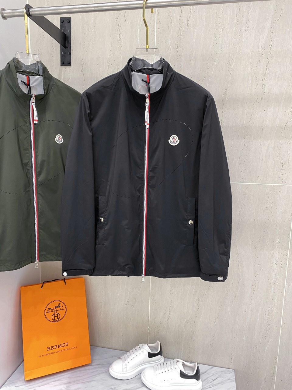 NO:118364,The new fashionable and casual hooded jacket with hooded jacket in 2025. The high-end fashion aesthetic design combines the three-dimensional cut style to make it more comfortable and ornamental. The fabric is developed with high-density fibers; the color is fixed and dyed, with high density windproof and breathable, with delicate and shiny texture, and has an excellent wearing experience!  The details of the auxiliary materials are made of the preferred hanging hardware, which has excellent luster and antioxidant properties. The fashionable aesthetic design is made with high-quality materials to highlight the sense of high quality; the matching coefficient can be matched with fashion, casual and business, giving you an excellent dressing experience. Color black green Size 48-56, Moncler, jackets & coats, jackets & coats, hats, alexander wang19860909蒙口 2025新款时尚休闲带帽夹克外套. 版型高端的时尚美学设计结合立体裁剪的版型,使穿着更具舒适性和观赏性. 面料采用高密织的纤维研发面料；固色定染,具有高密的防风透气性,质感细腻有光泽,有着极好的穿着体验感！ 辅料细节采用优选的挂镀五金,具有极好的光泽感和抗氧化性. 时尚美学设计结合高质量的材质制做,彰显出高级感；搭配系数,时尚、休闲、商务皆可搭配,给您带来极好穿着体验. 颜色黑色 绿色 尺码48-56,,Moncler,jackets & coats,jackets & coats,hats,alexander wang,Men's clothing