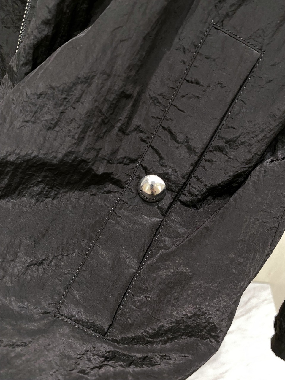 纪梵希2024新款时尚休闲夹克外套版型高端的时尚美学设计结合立体裁剪的版型使穿着更具舒适性和观赏性面料采