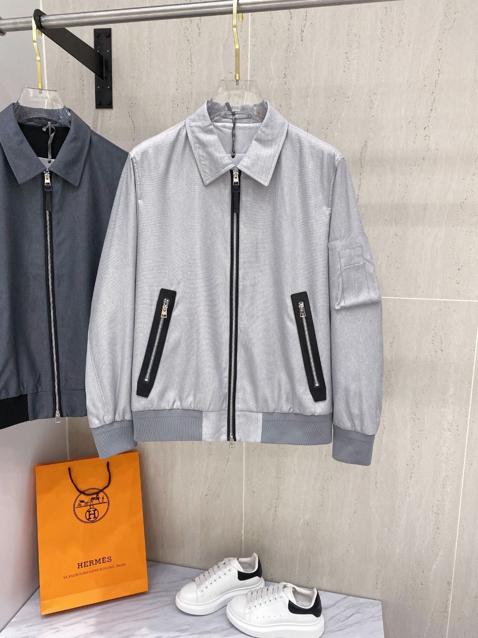 TF2024新款时尚休闲夹克外套版型高端的时尚美学设计结合立体裁剪的版型使穿着更具舒适性和观赏性面料采用