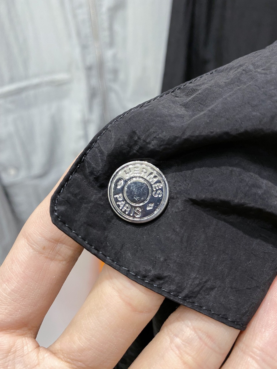 爱马仕2024新款时尚休闲带帽夹克外套版型高端的时尚美学设计结合立体裁剪的版型使穿着更具舒适性和观赏性面