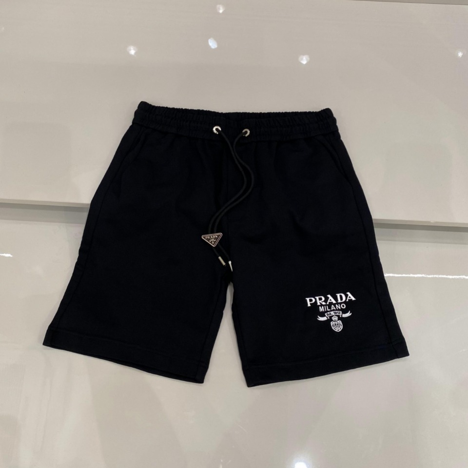 普拉达 25ss夏季新款休闲短裤!渠道稀出,超级火爆同步时尚单品,擅长在遵循实穿性的基础上,新季最时髦