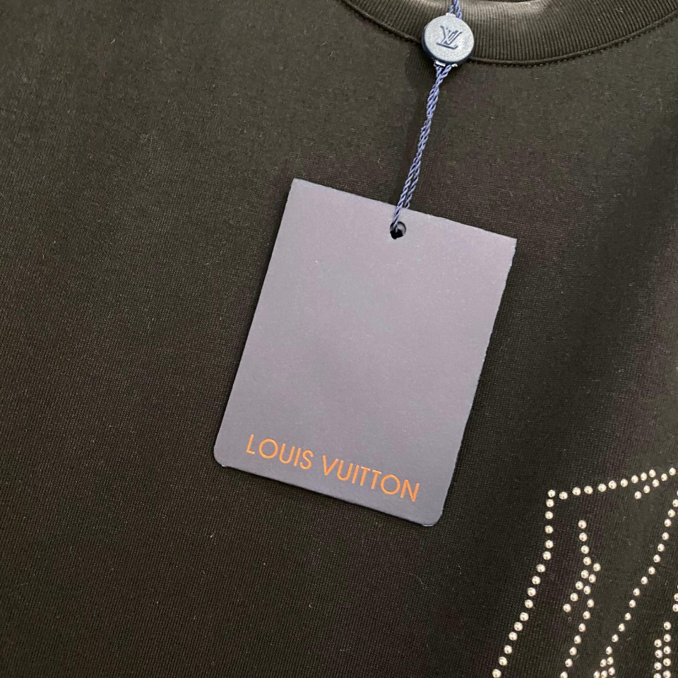 LV24ss专柜同款圆领短袖T恤定制面料面料采用原厂弹力绒面亲肤面料高弹力好伸缩胸前与后背采用品牌Log