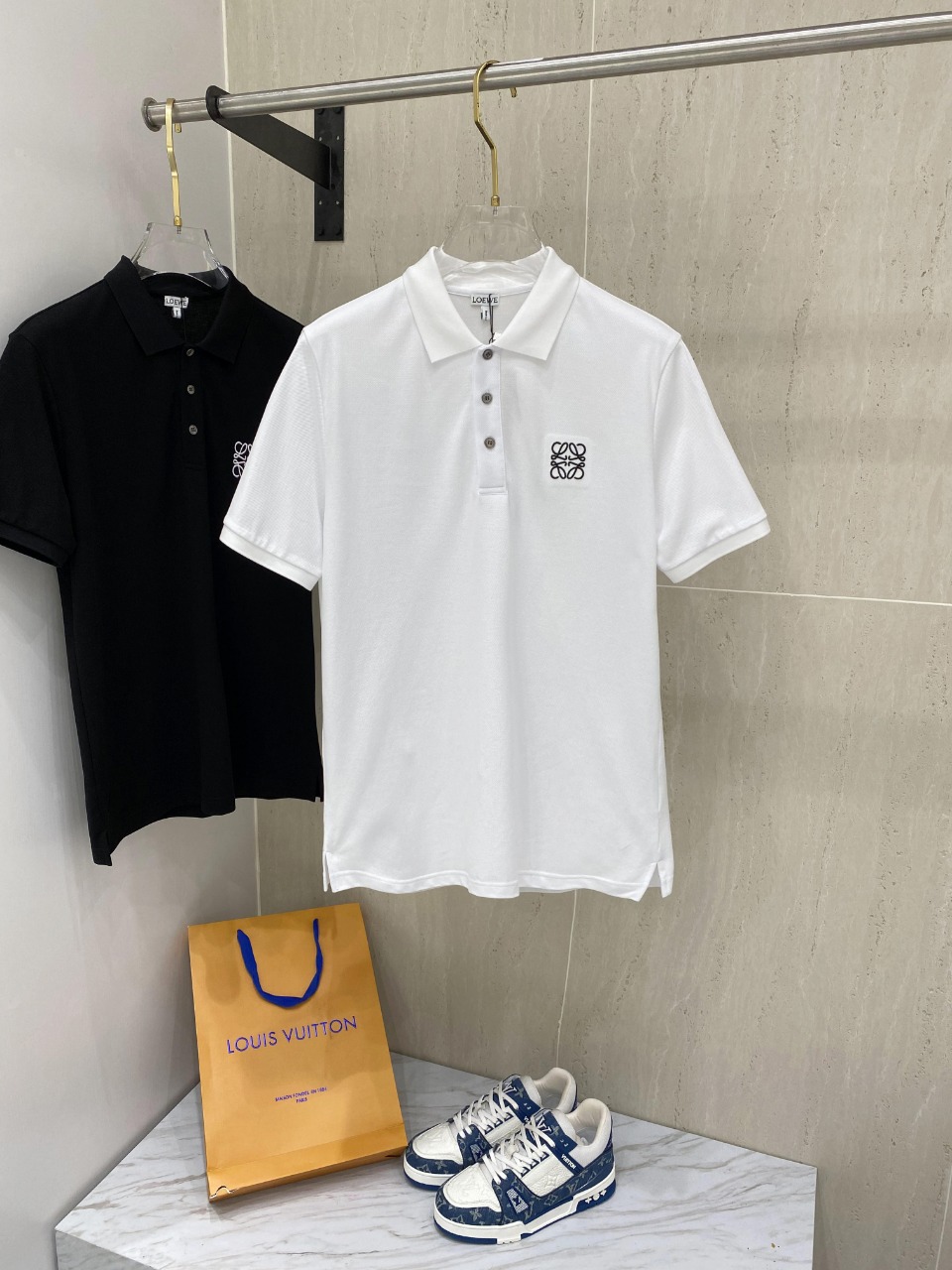 NO:124617,Luo Yiwei 25/ss Spring and Summer New Mercerized Beaded Lapel Polo Comfortable and Soft Upper Body Standard Style Black and White Number M L XL XXL XXXL,,loewe,alexander wang19860909罗意威 25/ss春夏新款丝光珠地翻领Polo 上身舒适轻柔 标准版型 黑白两色 码数M L XL XXL XXXL,,loewe,alexander wang,Men's clothing
