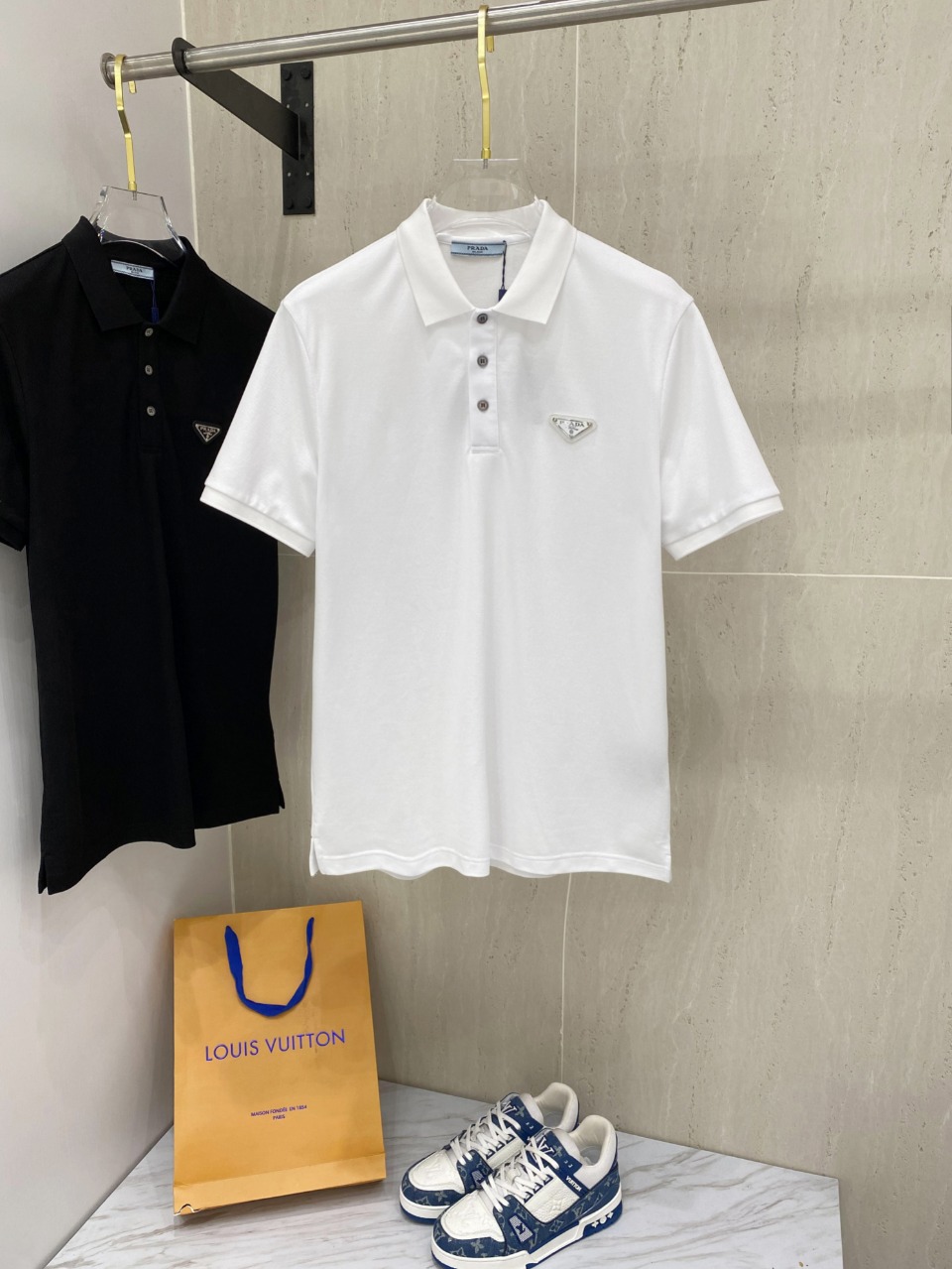 NO:124620,PRD 25/ss Spring and Summer New Mercerized Beaded Lapel Polo Classic Triangle Marking on the chest Comfortable and soft upper body Standard version Black and white Number of codes M L XL XXL XXXL,,alexander wang19860909PRD 25/ss春夏新款丝光珠地翻领Polo 胸前经典三角标标识 上身舒适轻柔 标准版型 黑白两色 码数M L XL XXL XXXL,,alexander wang,Men's clothing