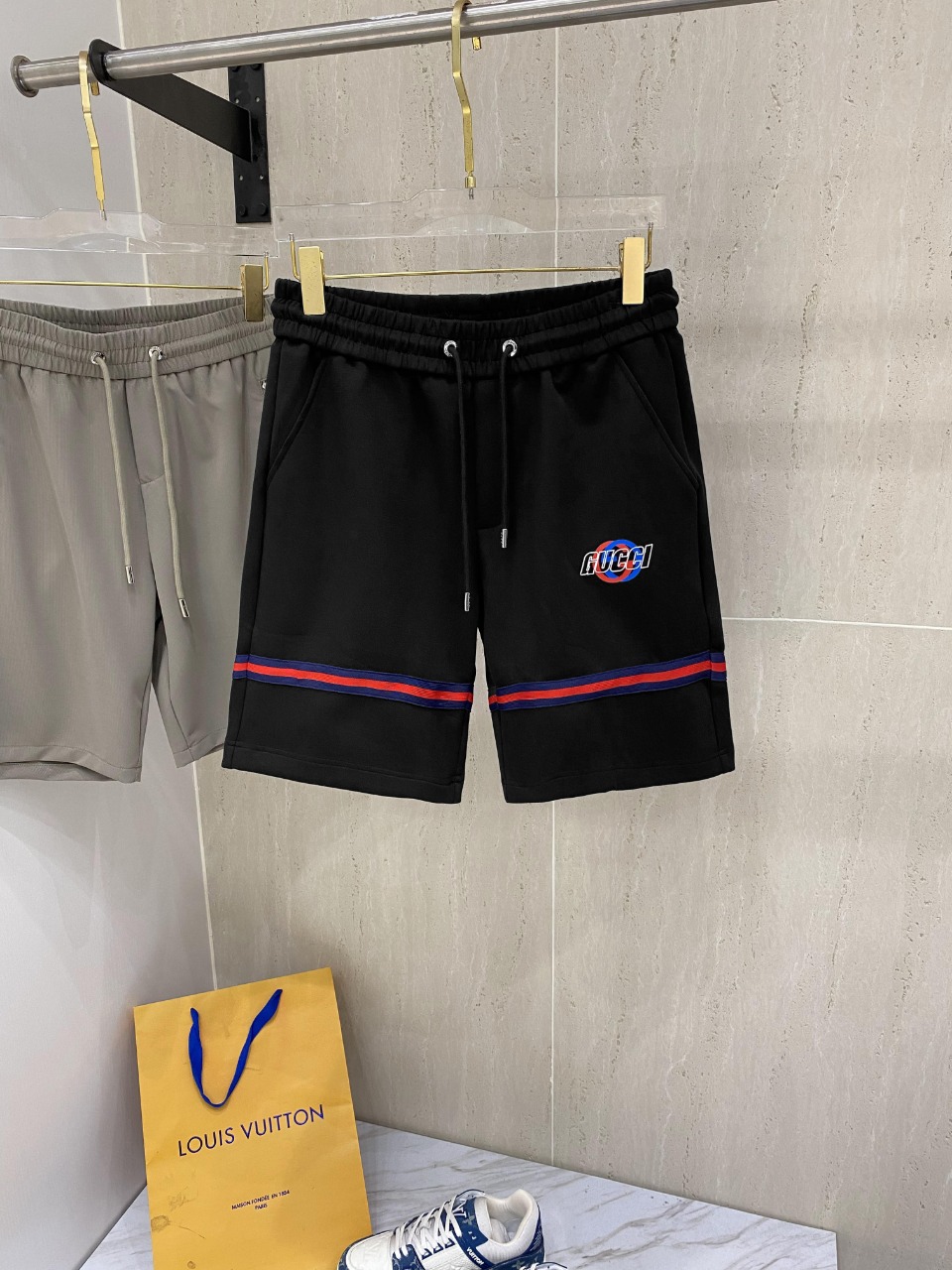 NO:124623,Gucci 2025ss trade channel goods. Casual sports shorts. Classic style that cannot be let go, casual and fashionable, slightly sharp. The streamlined proportional cutting creates casual and versatile terry cotton fabric, which is different from traditional knitted cotton fabrics. It has soft and delicate touch, more premium texture, comfortable and skin-friendly, wrinkle-resistant and breathable. Modern and classic urban benchmark renewal image. Drawstring waist-closing design highlights the charm of sports and leisure. It fully shows the manifestation of youthfulness. Lazy and casual... Size M-3XL Data reference M size waist 72cm-hip 112cm-trouser length 55cm L size waist 76cm-hip 116cm-trouser length 56cm XL size waist 80cm-hip 120cm-trouser length 57cm  XXL size waist 84cm-hip circumference 125cm-trouser length 58cm 3XL size waist 88cm-hip circumference 128cm-trouser length 59cm, gucci, shorts, alexander wang19860909Gucci 古奇 2025ss贸易渠道货品.休闲运动短裤 无从释怀的经典款,休闲时尚感略带锋利.精简的比例化裁剪铸就随性百搭 客供毛圈棉面料,区别于传统的针织棉质面料,手感柔软细腻,质感更为上乘,舒畅亲肤,抗皱兼具透气性. 现代经典的都市标杆焕新形象.抽绳式收腰设计彰显运动休闲魅力.尽显年青春洋溢的体现.慵懒随性感十足... 尺码M-3XL 数据参考 M码腰围72cm-臀围112cm-裤长55cm L码腰围76cm-臀围116cm-裤长56cm XL码腰围80cm-臀围120cm-裤长57cm XXL码腰围84cm-臀围125cm-裤长58cm 3XL码腰围88cm-臀围128cm-裤长59cm,,gucci,shorts,alexander wang,Men's clothing