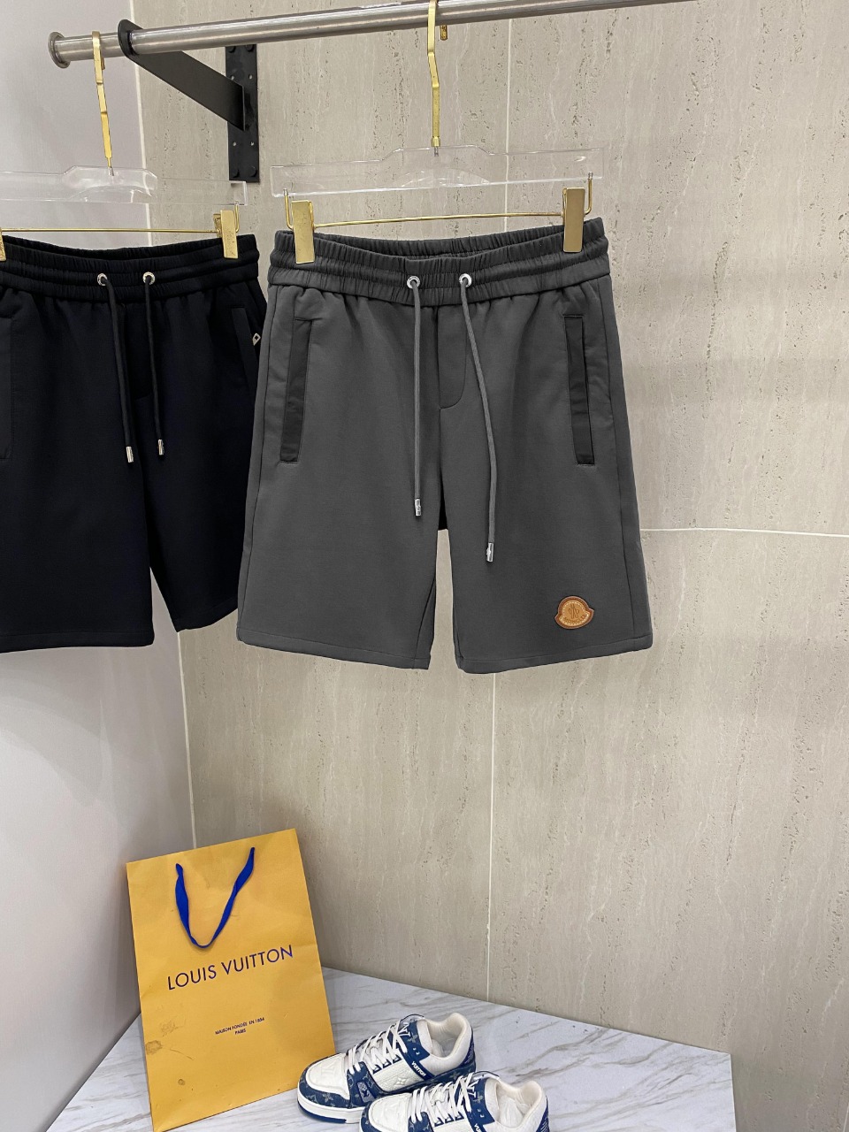 NO:124598,Moncler 2025ss trade channel goods. Casual sports shorts. Classic style that cannot be let go, casual and fashionable, slightly sharp. The streamlined proportional cutting creates casual and versatile. Customer-supplied terry cotton fabric, which is different from traditional knitted cotton fabrics. It has soft and delicate touch, more premium texture, comfortable and skin-friendly, wrinkle-resistant and breathable. Modern and classic urban benchmark renewal image. Drawstring waist-closing design highlights the charm of sports and leisure. It shows the expression of youthfulness. Lazy and casual... Size M-3XL Data reference M size waist 72cm-hip 112cm-trouser length 55cm L size waist 76cm-hip 116cm-trouser length 56cm XL size waist 80cm-hip 120cm-trouser length 57cm  XXL size waist 84cm-hip circumference 125cm-trouser length 58cm 3XL size waist 88cm-hip circumference 128cm-trouser length 59cm, christian louboutin, Moncler, shorts, alexander wang19860909Moncler 蒙口 2025ss贸易渠道货品.休闲运动短裤 无从释怀的经典款,休闲时尚感略带锋利.精简的比例化裁剪铸就随性百搭. 客供毛圈棉面料,区别于传统的针织棉质面料,手感柔软细腻,质感更为上乘,舒畅亲肤,抗皱兼具透气性. 现代经典的都市标杆焕新形象.抽绳式收腰设计彰显运动休闲魅力.尽显年青春洋溢的体现.慵懒随性感十足... 尺码M-3XL 数据参考 M码腰围72cm-臀围112cm-裤长55cm L码腰围76cm-臀围116cm-裤长56cm XL码腰围80cm-臀围120cm-裤长57cm XXL码腰围84cm-臀围125cm-裤长58cm 3XL码腰围88cm-臀围128cm-裤长59cm,,christian louboutin,Moncler,shorts,alexander wang,Men's clothing