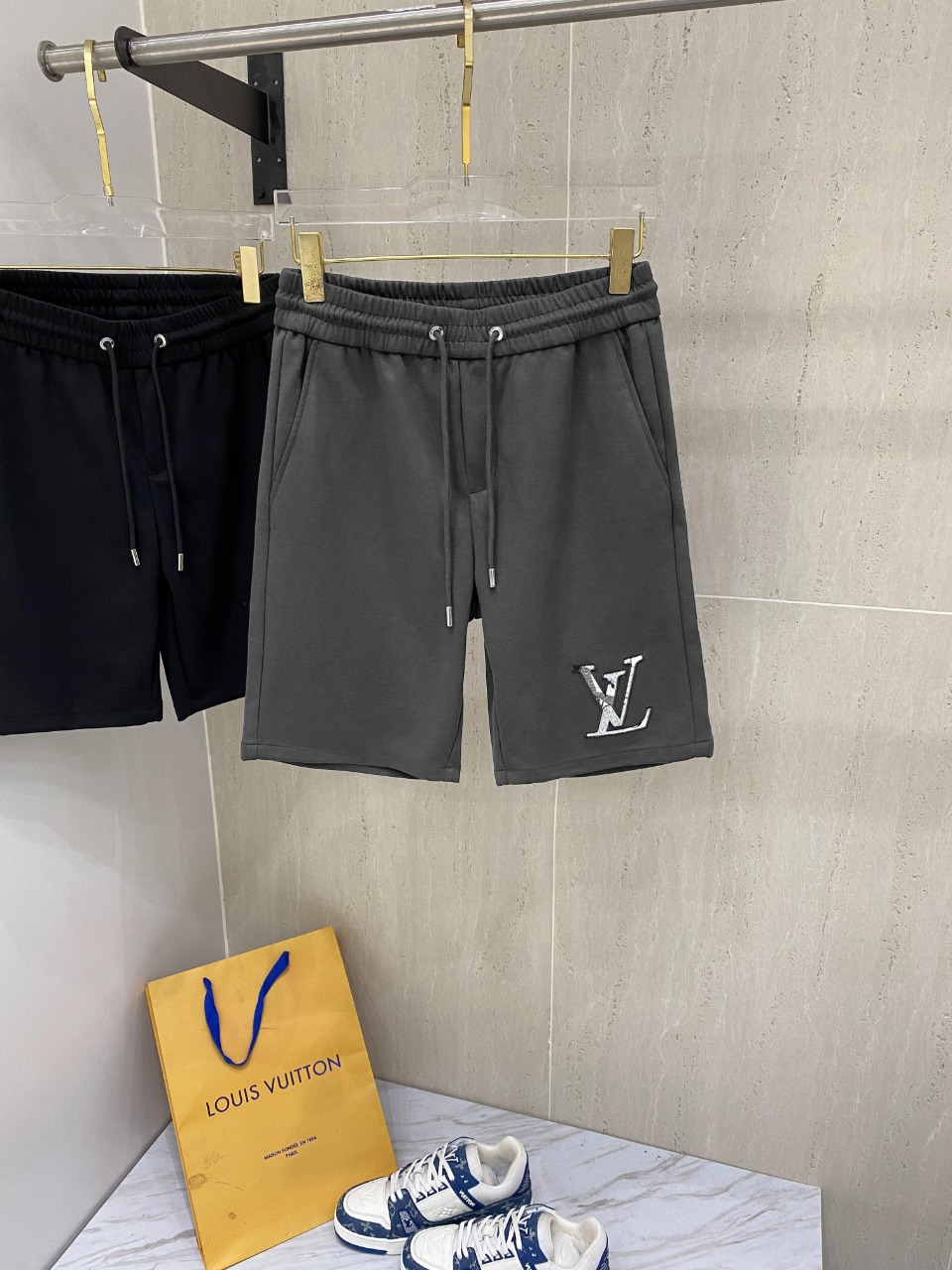 NO:124601,LV 2025ss trade channel goods. Casual sports shorts. Classic style that cannot be let go, casual and fashionable, slightly sharp. The streamlined proportional cutting creates casual and versatile. Customer-supplied terry cotton fabric is different from traditional knitted cotton fabrics. It has soft and delicate touch, more premium texture, comfortable and skin-friendly, wrinkle-resistant and breathable. Modern and classic urban benchmark renewal image. Drawstring waist-closing design highlights the charm of sports and leisure. It fully shows the overflowing youth. It is lazy and casual... Size M-3XL Data reference M-size waist 72cm-hip 112cm-trouser length 55cm L-size waist 76cm-hip 116cm-trouser length 56cm XL-size waist 80cm-hip 120cm-trouser length 57cm  XXL size waist 84cm-hip circumference 125cm-trouser length 58cm 3XL size waist 88cm-trouser length 128cm-trouser length 59cm, louis vuitton, shorts, alexander wang19860909LV 2025ss贸易渠道货品.休闲运动短裤 无从释怀的经典款,休闲时尚感略带锋利.精简的比例化裁剪铸就随性百搭. 客供毛圈棉面料,区别于传统的针织棉质面料,手感柔软细腻,质感更为上乘,舒畅亲肤,抗皱兼具透气性. 现代经典的都市标杆焕新形象.抽绳式收腰设计彰显运动休闲魅力.尽显年青春洋溢的体现.慵懒随性感十足... 尺码M-3XL 数据参考 M码腰围72cm-臀围112cm-裤长55cm L码腰围76cm-臀围116cm-裤长56cm XL码腰围80cm-臀围120cm-裤长57cm XXL码腰围84cm-臀围125cm-裤长58cm 3XL码腰围88cm-臀围128cm-裤长59cm,,louis vuitton,shorts,alexander wang,Men's clothing