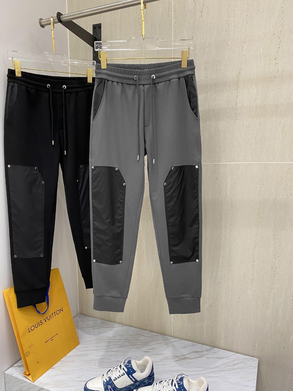 NO:123879,Prada Hong Kong Trading Company Channel Product. New Summer Style Men's Casual and Equipped Pure Cotton Pants. Customer-supplied Worsted Pure Cotton fabric, which is different from ordinary cotton, has smooth texture and delicate texture, slightly elastic functions, and has aesthetic cutting technology both inside and outside, and always maintains a perfect sporty and fashionable versatile shape. The drawstring design is very matching. The design and production is soft, three-dimensional and not stiff to show a low-key fashionable and sports style. The classic series creates the most outstanding sports and leisure system and the most comfortable feeling. Size M-3XL Size data M size hip circumference 100cm-waist circumference 76-84cm-pants length 100cm L size hip circumference 104cm-waist circumference 79-89cm-pants length 101cm Xl size hip circumference 108cm-waist circumference 82-92cm-pants length 102cm  2XL size hip circumference 112cm-waist circumference 85-95cm-trouser length 103cm 3XL size waist circumference 116cm-waist circumference 88-98cm-trouser length 104cm,,prada,alexander wang19860909普拉达 香港贸易公司渠道货.夏季新款 男士休闲百搭束脚卫裤休闲裤.客供精纺纯棉面料,区别于一般的棉质,手感质感顺滑细腻,略微弹性的功能,内外兼具的美感裁剪工艺,时刻保持完美的运动时尚百搭造型.抽绳设计弹力腰边及罗纹收口极具搭配性.设计制作柔软立体不生硬彰显低调的时尚运动风格.经典系列作品,缔造最为出色的运动休闲体系,最为舒适的感受. 尺码M-3XL 尺码数据 M码臀围100cm-腰围76-84cm-裤长100cm L码臀围104cm-腰围79-89cm-裤长101cm Xl码臀围108cm-腰围82-92cm-裤长102cm 2XL码臀围112cm-腰围85-95cm-裤长103cm 3XL码腰围116cm-腰围88-98cm-裤长104cm,,prada,alexander wang,Men's clothing