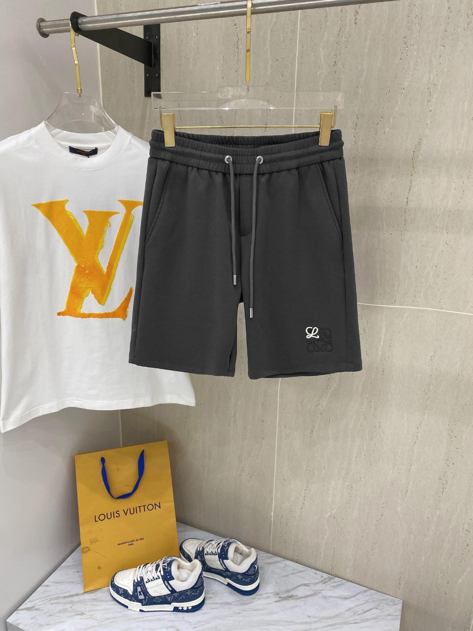 NO:124604,Luo Yiwei 25ss summer new casual shorts!  The channels are sparse, and the fashion items are super popular and synchronized. They are good at following the most fashionable mid-sized shorts in the new season on the basis of following the practical wearability!  The customer-supplied cotton fabric is made of refined texture, comfortable and breathable fabric, which is cool and textured!  The latest micro-label elastic waist design in 2025, the upper body effect is very versatile, the most popular new type of simple and atmospheric element this season, the low-key and versatile combination fully interprets the most popular design this summer. It is relaxed and comfortable and pleasant to wear, and it can be matched at will, making the upper body look fashionable!  Size M-3XL Data reference M size waist 72cm-hip circumference 112cm-trouser length 55cm L size waist 76cm-trouser circumference 116cm-trouser length 56cm XL size waist 80cm-trouser circumference 120cm-trouser length 57cm XXL size waist 84cm-trouser circumference 125cm-trouser length 58cm 3XL size waist 88cm-trouser circumference 128cm-trouser length 59cm, loewe, shorts, alexander wang19860909罗意威 25ss夏季新款休闲短裤！渠道稀出,超级火爆同步时尚单品,擅长在遵循实穿性的基础上,新季最时髦的中裤短裤！ 客供棉面料质感精制而成,舒适透气的面料,穿着相当凉爽有质感！2025最新微标松紧腰设计,版型上身效果非常百搭,本季最出圈新型简约大气元素,搭配低调百搭把今年夏天最流行的设计演绎的淋漓尽致,穿着松弛有度,舒适宜人,任意搭配,上身轻松穿时尚造型感！ 尺码M-3XL 数据参考 M码腰围72cm-臀围112cm-裤长55cm L码腰围76cm-臀围116cm-裤长56cm XL码腰围80cm-臀围120cm-裤长57cm XXL码腰围84cm-臀围125cm-裤长58cm 3XL码腰围88cm-臀围128cm-裤长59cm,,loewe,shorts,alexander wang,Men's clothing