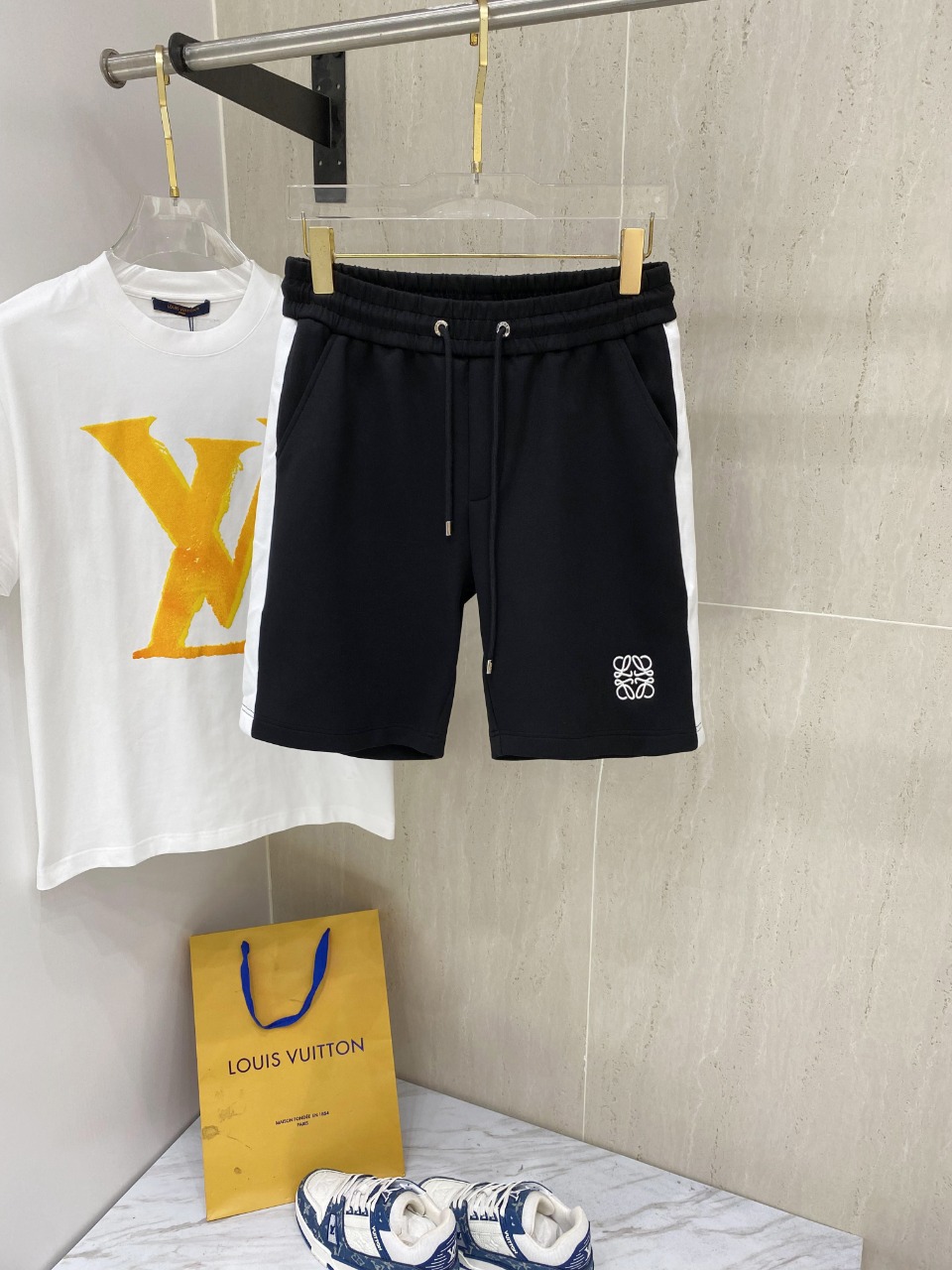 NO:124610,6K counter is super luxury!  LOW 25 summer new letter embroidery logo customized thin fabric men's casual shorts/cropped pants, produced in Italy, 25 official cabinet new products, popular models in the buyer store!  !  All cotton fabric has been processed through special processes, making the overall trousers soft and skin-friendly, with good breathability and moisture absorption. It is soft and moderate in thickness when used, and the texture is obvious!  The basic style is cut, the upper body effect is natural and casual, and can well modify the leg lines. It is a fashionable and versatile trousers that are durable!  Size: M-3XL Data reference: M size waist 74/82cm-Hip circumference 110cm-Trouser length 52cm L size waist 78/86cm-Hip circumference 113cm-Trouser length 53cm XL size waist 82/90cm-Hip circumference 116cm-Trouser length 54cm XXL size waist 86/94cm-Hip circumference 119cm-Trouser length 55cm 3XL size waist 90/98cm-Hip circumference 121cm-Trouser length 56cm, shorts, alexander wang19860909柜台6K超奢柜价！LOW25年夏季新款字母刺绣logo定制薄面料男士休闲短裤/五分裤,意大利原产代工出品,25官柜新品,买手店里的人气款！！ 全棉面料 经过特殊工艺处理,让整体裤装质地柔软亲肤,拥有良好的透气吸湿性,上手柔软厚度适中,质感显而易见！基础款式的版型裁剪,上身效果自然随性,能够很好的修饰腿型线条,属于经久耐穿的时尚百搭裤装！ 尺码:M-3XL 数据参考: M码腰围74/82cm-臀围110cm-裤长52cm L码腰围78/86cm-臀围113cm-裤长53cm XL码腰围82/90cm-臀围116cm-裤长54cm XXL码腰围86/94cm-臀围119cm-裤长55cm 3XL码腰围90/98cm-臀围121cm-裤长56cm,,shorts,alexander wang,Men's clothing