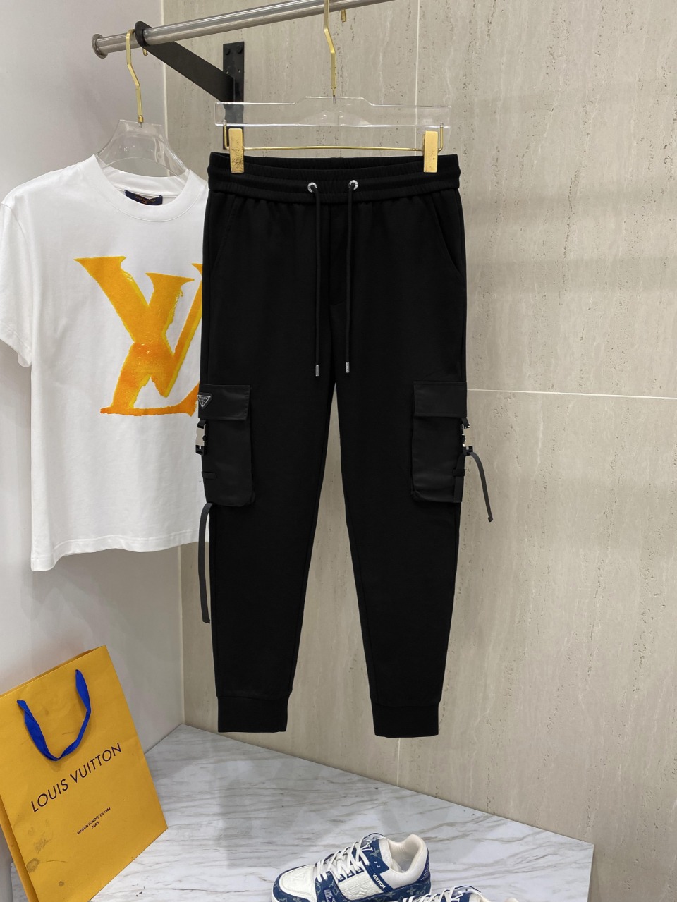 NO:123877,Prada 2025ss early spring new styles and new styles of men's casual pants, business casual styles!  !  The fabric is important!  Baby's skin is smooth!  !  Customer supplies fixed fabrics, and you can find that they are very smooth fabrics, soft and skin-friendly. The upper body is crisp and stylish, and the surface has a warm and shiny feeling. It is high-end and textured. The upper body is very distinctive, with classic brand logo embellishment, elegant and natural style, moderate thickness, suitable for autumn and winter wear, and the hardware and accessories are all in all quality!  A very practical style for business and casual wear. Size M-3XL, prada, alexander wang19860909普拉达 2025ss早春新款新款男士休闲裤、商务休闲款！！重在面料！婴儿肌肤般的柔滑！！客供定织料,入手便知极具柔滑面料,手感柔软亲肤,上身挺括有型,表面又有着温润的光泽感,高档而显质感,经典细节处理,上身很有特点,经典品牌标识点缀,优雅自然的版型,厚度适中,适合秋冬穿着,五金辅料全品相！商务休闲都很实穿的一款. 尺码M-3XL,,prada,alexander wang,Men's clothing