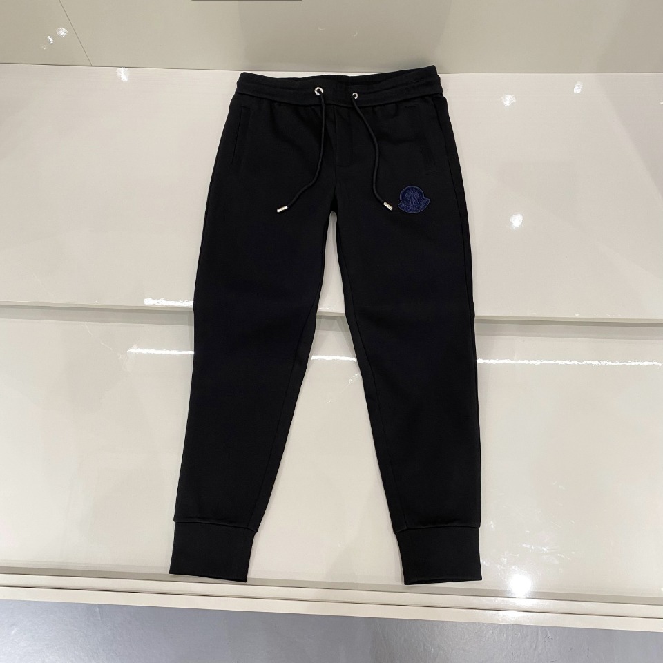 NO:488079,The same casual set for the new autumn and winter counter, breathable and comfortable and casual!  Full of high-end feeling!  The details are exquisite and high-end, and the workmanship is impeccable!  The original high-end fabric looks high-end!  The fabric is crisp, wrinkle-resistant and wear-resistant, warm, neat and stylish. This autumn and winter, everyone must buy a set. It must be drunk and handsome when worn. What are the special recommendations for our family!  M-3XL, Moncler, alexander wang19860909蒙口 秋冬新款专柜同款休闲套装,透气舒适休闲！高级感满满！细节精致高档,做工无可挑剔！原版高端面料很显高级！面料挺括抗皱耐磨,保暖利落有型 这个秋冬每人必须入手一套 穿上必须是醉帅气的 咋们家特别推荐款！M-3XL,,Moncler,alexander wang,Men's clothing