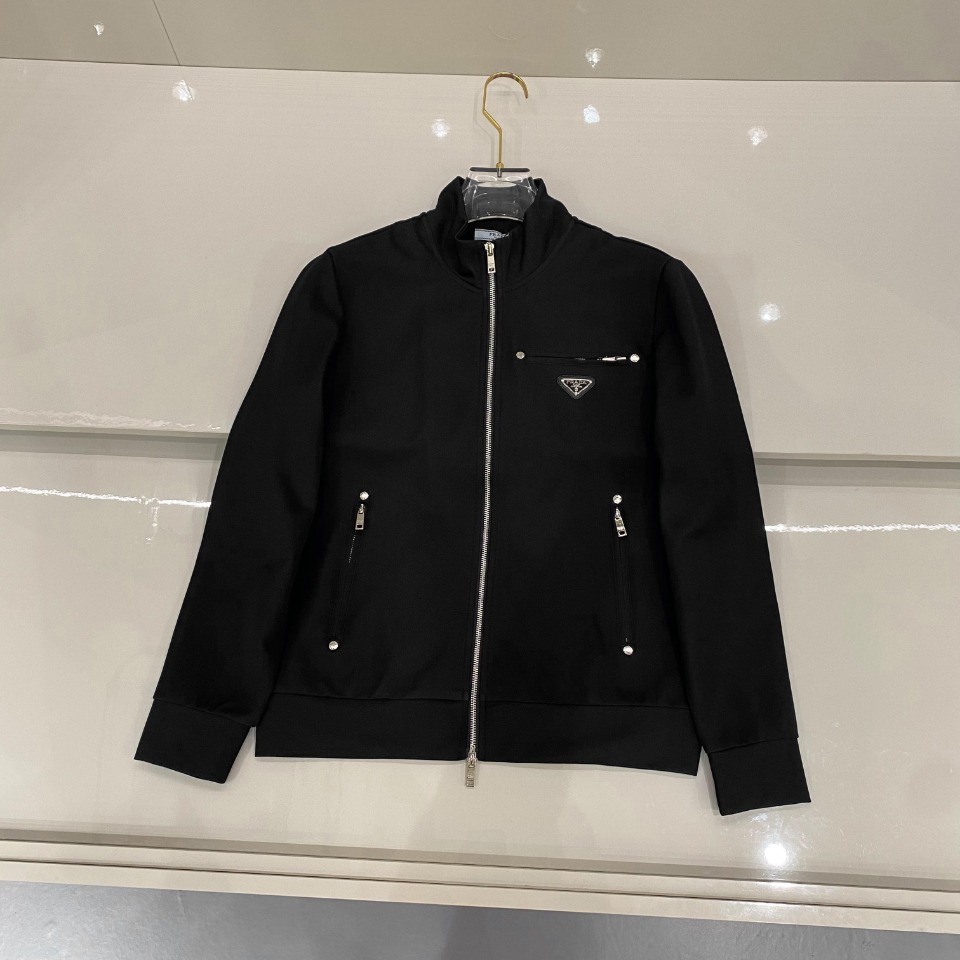 NO:488102,Prada SS's latest casual jacket in autumn and winter, high-end quality, the style fabrics and hardware are customized 1:1 in the counter, the fabric is made of pure cotton fabric, the logo is decorated with the brand's classic triangle logo, fashionable, high-end and atmospheric, handsome and stylish, not restrained at all, and high-quality imported pure cotton material, the upper body is super comfortable!  Paired with classic drawstring embellishments. The whole piece is super cool and upscale!  The upper body is not thick, showing the fashionable and personalized atmosphere!  M-3XL, prada, jackets & coats,alexander wang19860909普拉达 ss秋冬最新款休闲外套 高端品质 版型面料五金都是专柜1:1定制 面料是用的纯棉面料 logo采用品牌经典三角标装饰 时髦高端大气 身上帅气有型,一点不拘束、采用优质进口纯棉材质,上身超级舒适！搭配经典抽绳点缀.整件超级酷炫上档次！上身不厚重,尽显时尚个性气息！M-3XL,,prada,jackets & coats,alexander wang,Men's clothing